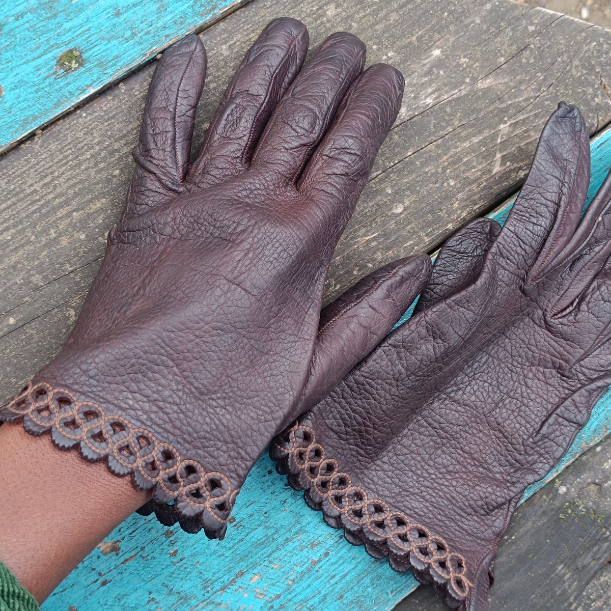 Vintage 70s Dark Brown Genuine Leather Gloves | Scalloped Trim | Size S/M