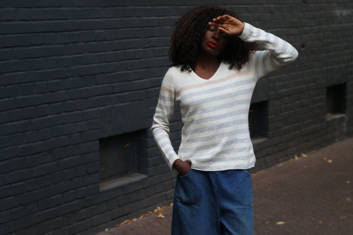 Striped Wool Blend Jumper | Vintage Y2K V-Neck Knit Sweater | M/L