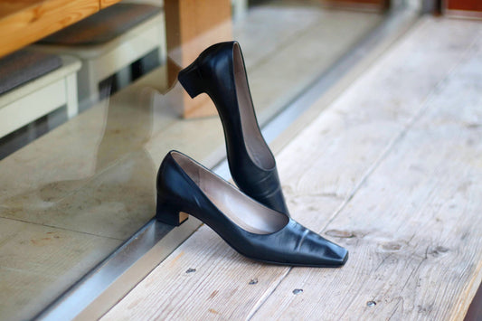 90s Peter Kaiser Leather Heels| Vintage Black Pointed Toe Shoes| Classic and Elegant pumps