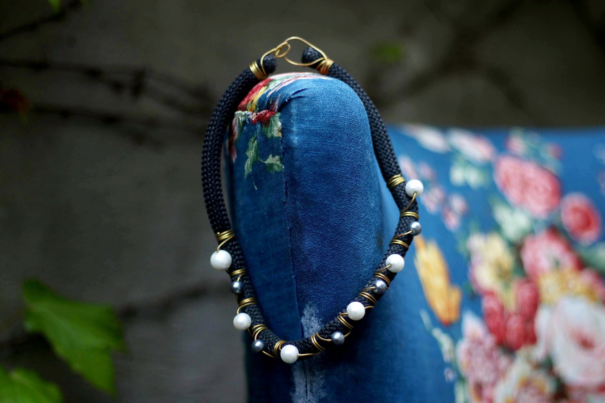 Vintage Gothic Beaded Necklace| 90s Black Opulent Jewelry| Women's Pearl-like Necklace