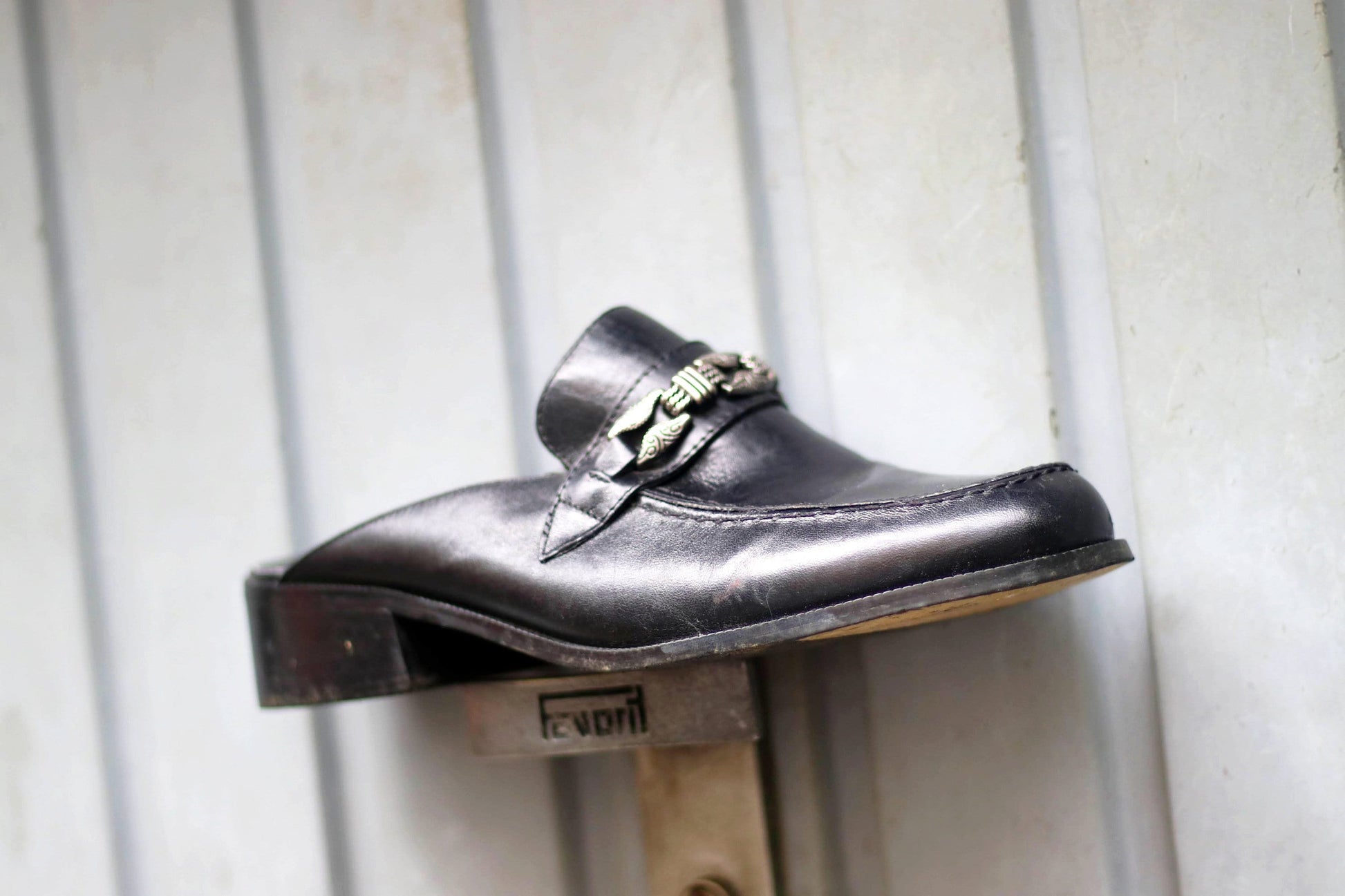 90s Leather Mules in Black| Vintage Apostrophe Black Clogs | Women's Minimalist Chic Purist Flats Size 9 M