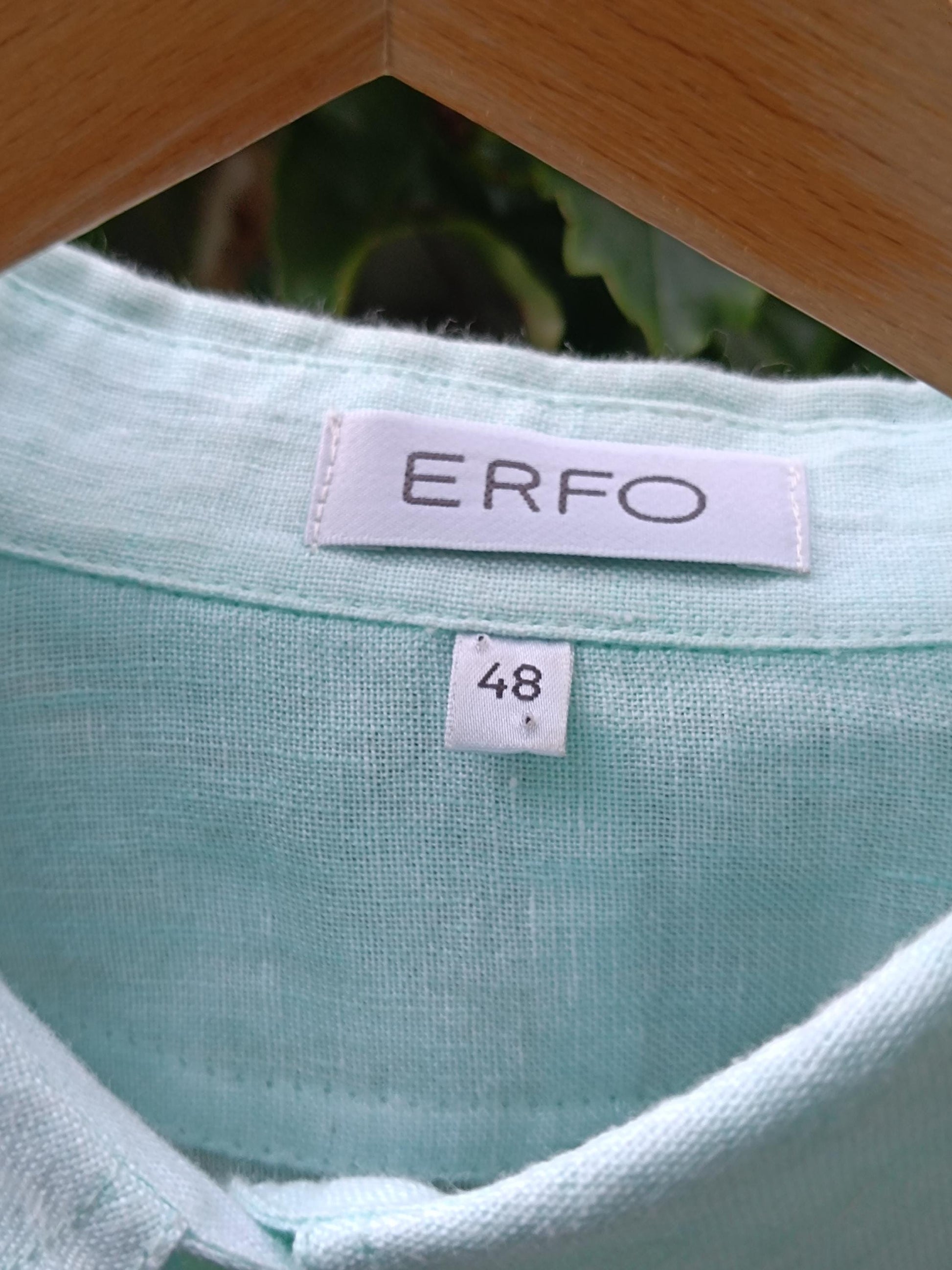 A close up of the brand a ssize tag of 90s vintage light blue, relaxed-fit linen shirt. The  brand is  Efro and size 48