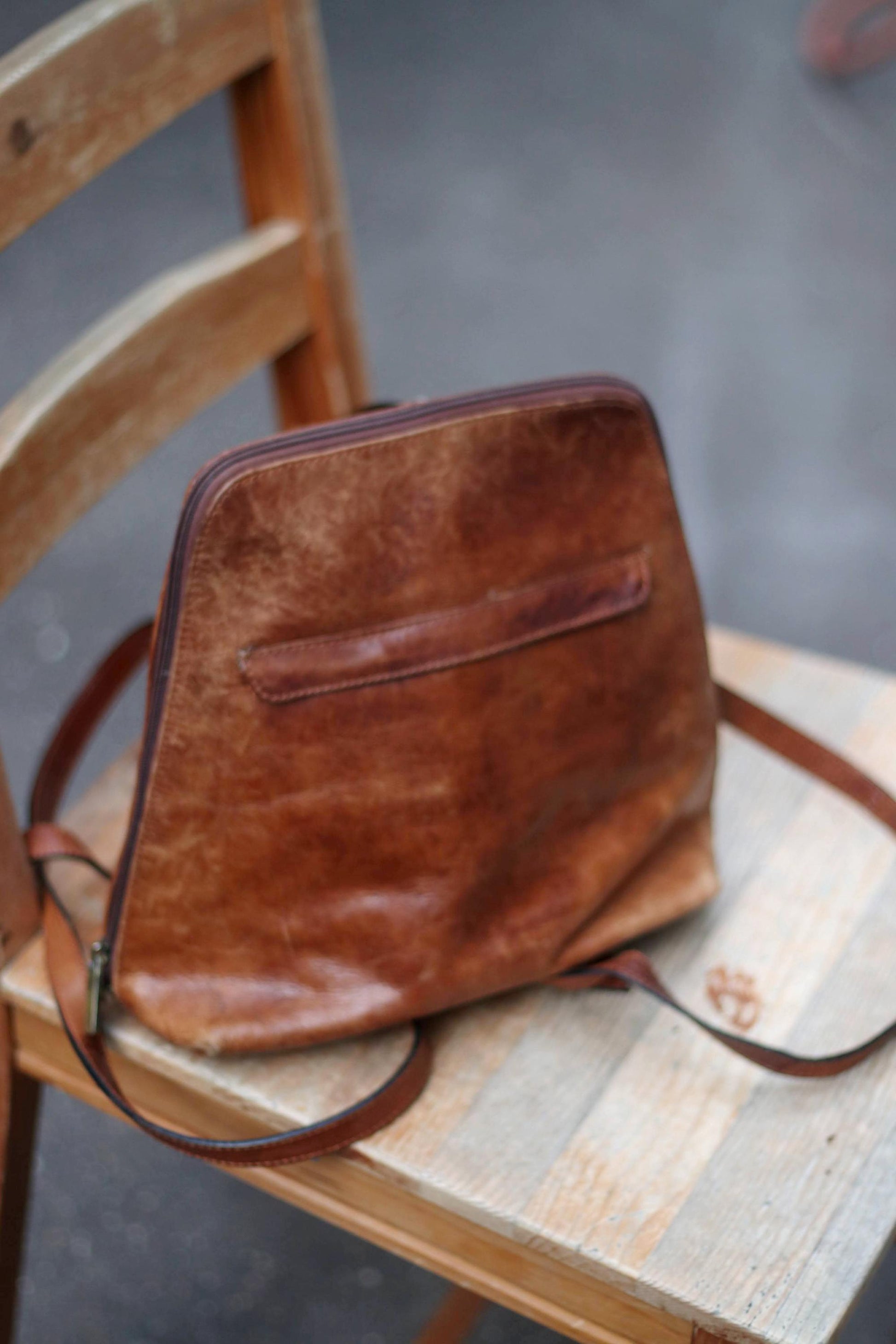 90s Leather Backpack| Brown Sacatini Minimalist Classic bag| Minimalis – Fashion and Fables 90s Leather Backpack| Brown Sacatini Minimalist Classic bag| Minimalis – Fashion and Fables