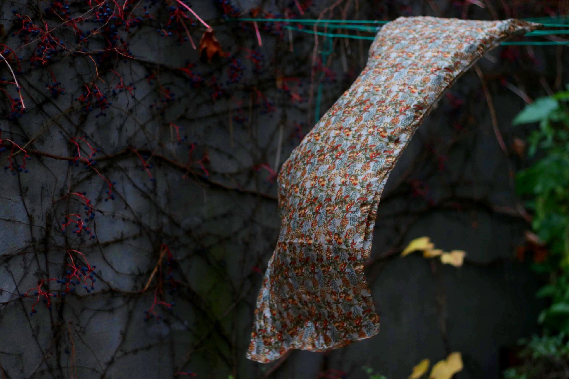 Vintage Floral Print Silk Scarf| Gifts for her 90s Silk Necktie