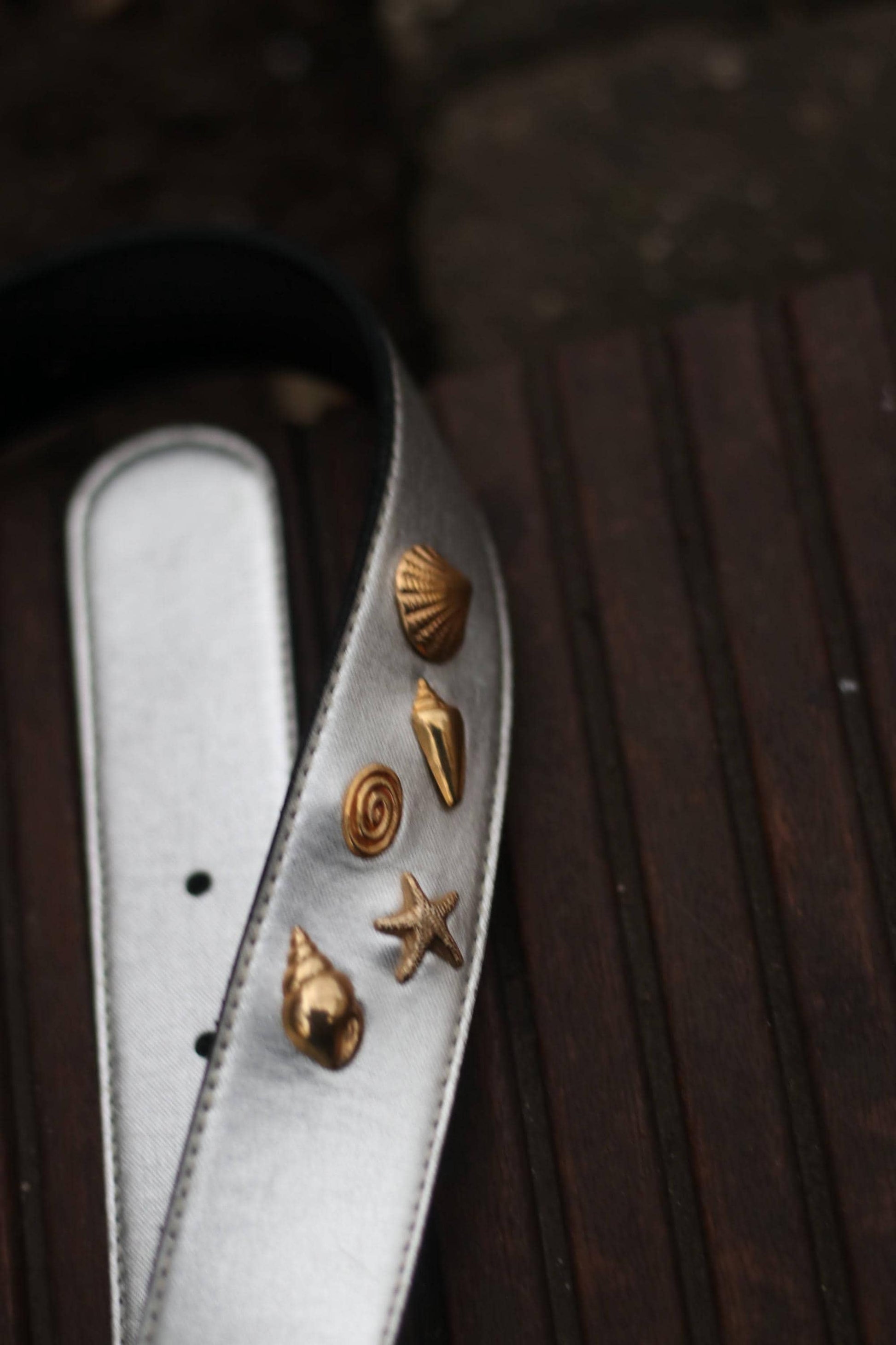 80s Metallic Leather Belt in Silver| Vintage Nautical Inspired Women's belt| Marine- themed Waist Belt with Shells and Starfish details