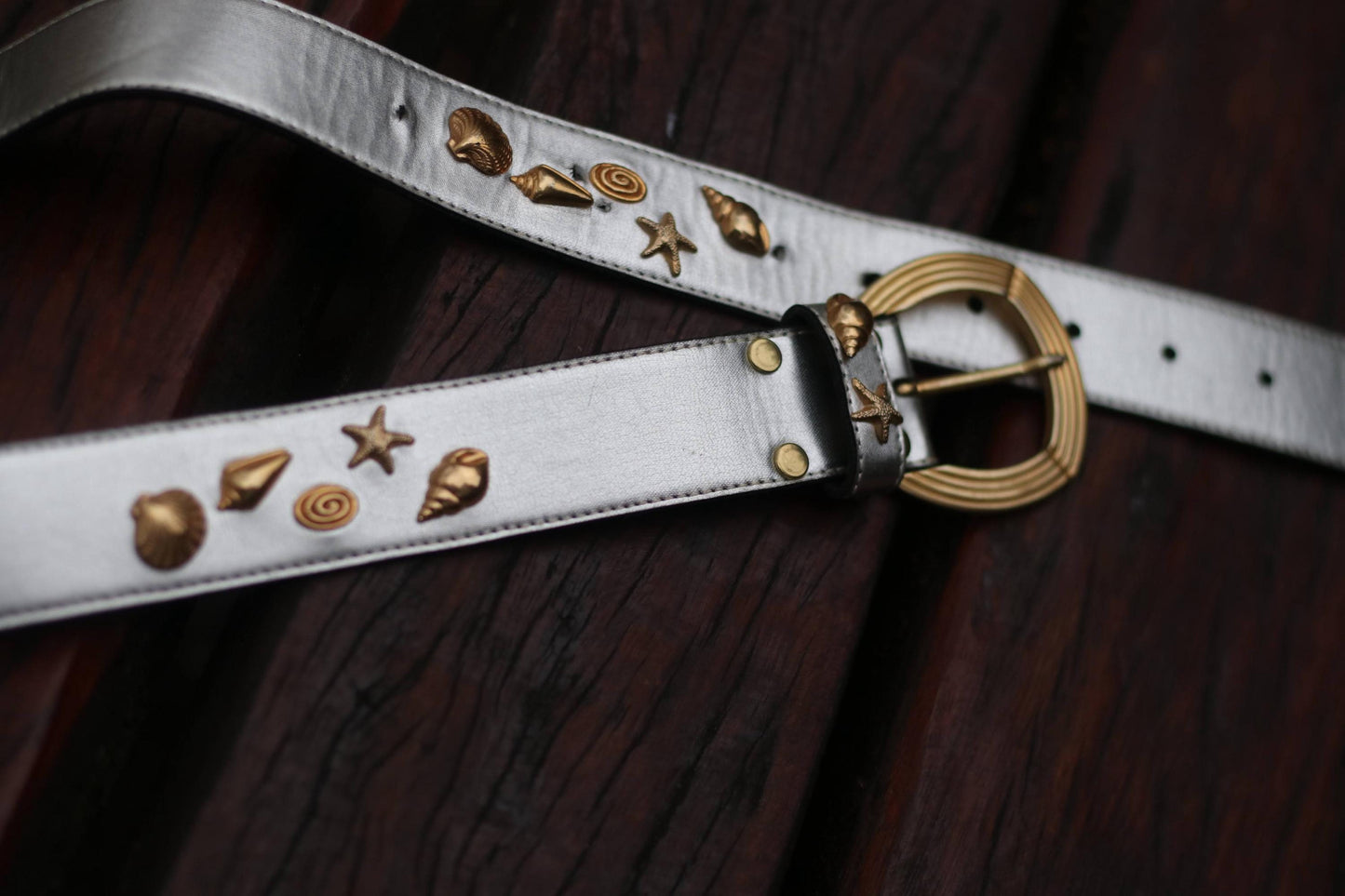 80s Metallic Leather Belt in Silver| Vintage Nautical Inspired Women's belt| Marine- themed Waist Belt with Shells and Starfish details