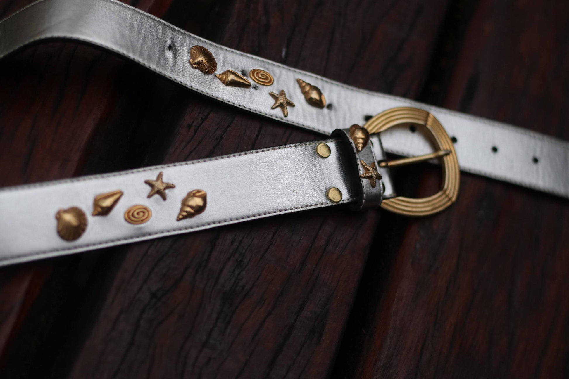 80s Metallic Leather Belt in Silver| Vintage Nautical Inspired Women's belt| Marine- themed Waist Belt with Shells and Starfish details