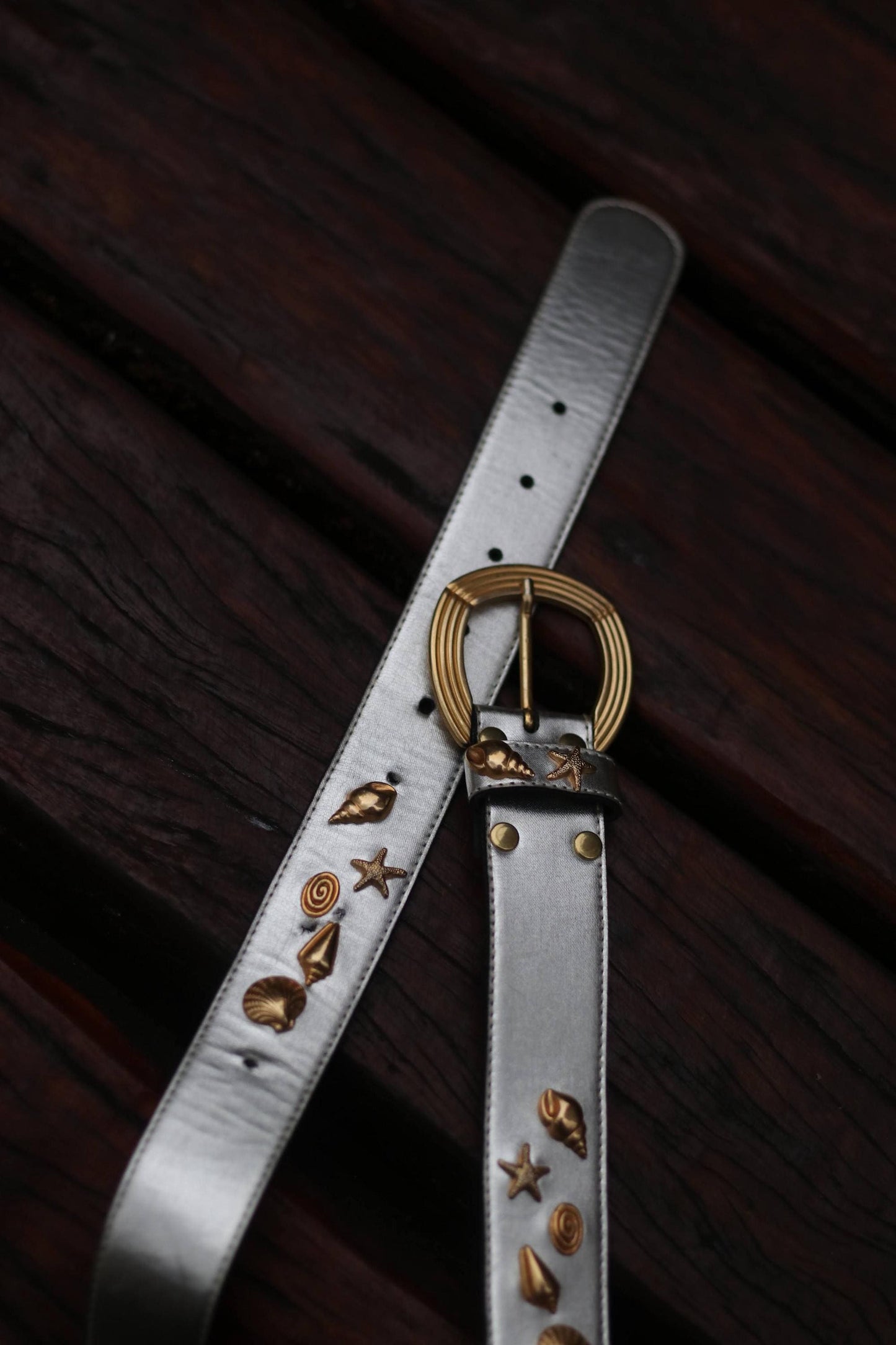80s Metallic Leather Belt in Silver| Vintage Nautical Inspired Women's belt| Marine- themed Waist Belt with Shells and Starfish details