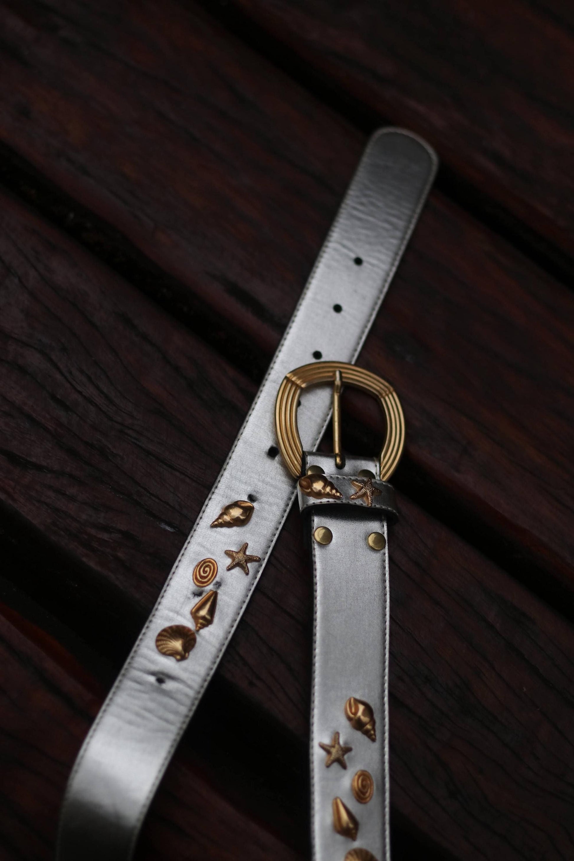 80s Metallic Leather Belt in Silver| Vintage Nautical Inspired Women's belt| Marine- themed Waist Belt with Shells and Starfish details