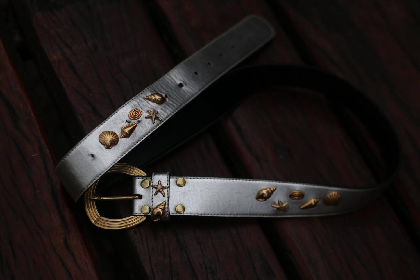 80s Metallic Leather Belt in Silver| Vintage Nautical Inspired Women's belt| Marine- themed Waist Belt with Shells and Starfish details