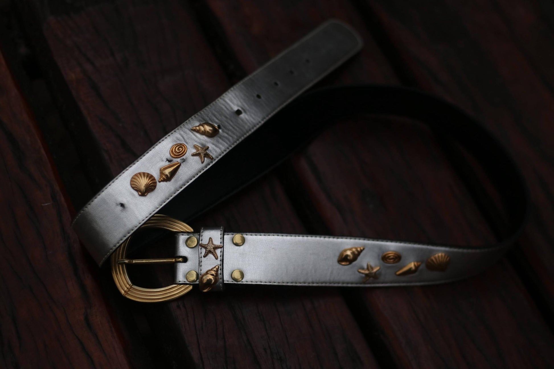 80s Metallic Leather Belt in Silver| Vintage Nautical Inspired Women's belt| Marine- themed Waist Belt with Shells and Starfish details