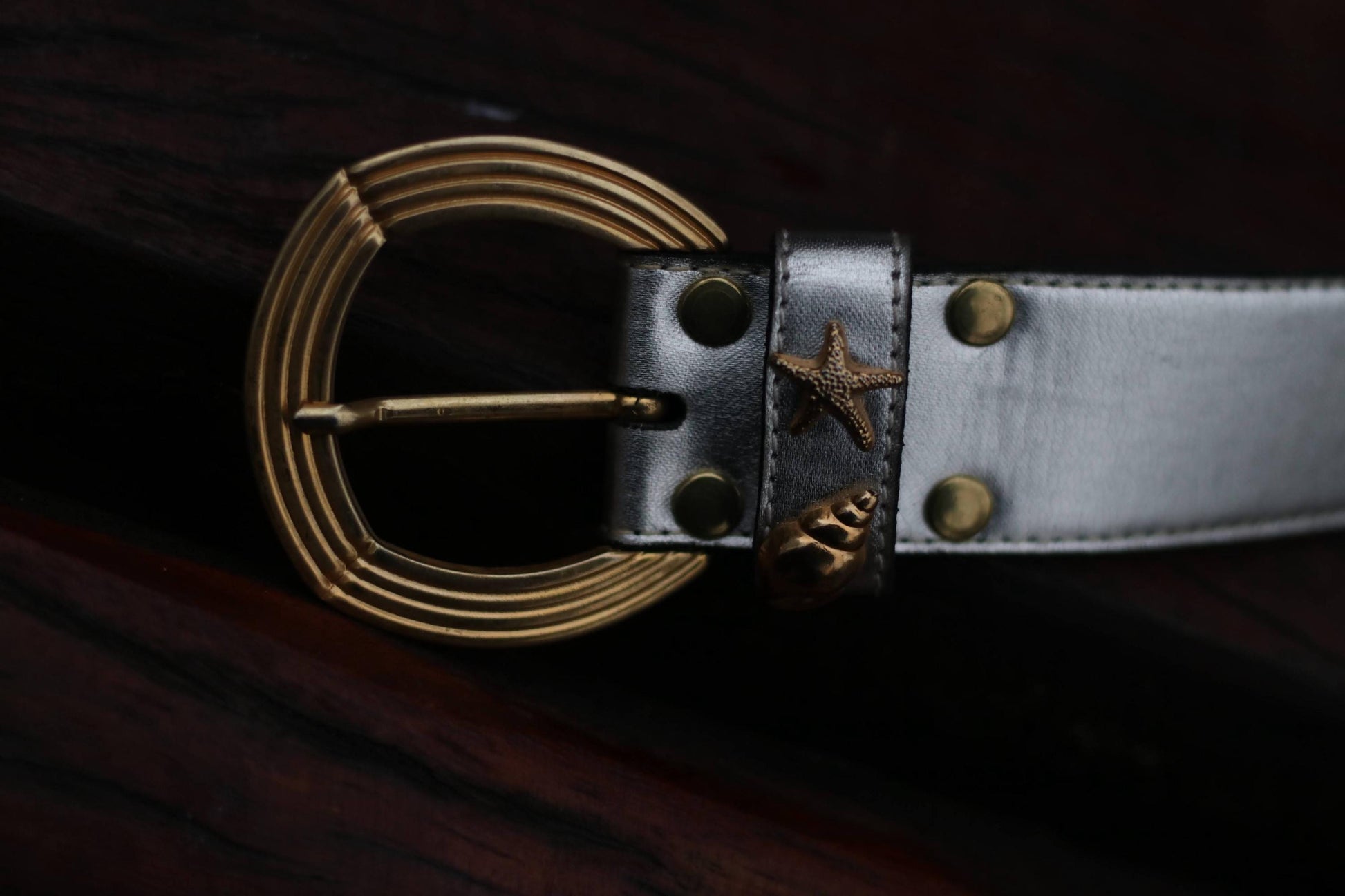 80s Metallic Leather Belt in Silver| Vintage Nautical Inspired Women's belt| Marine- themed Waist Belt with Shells and Starfish details