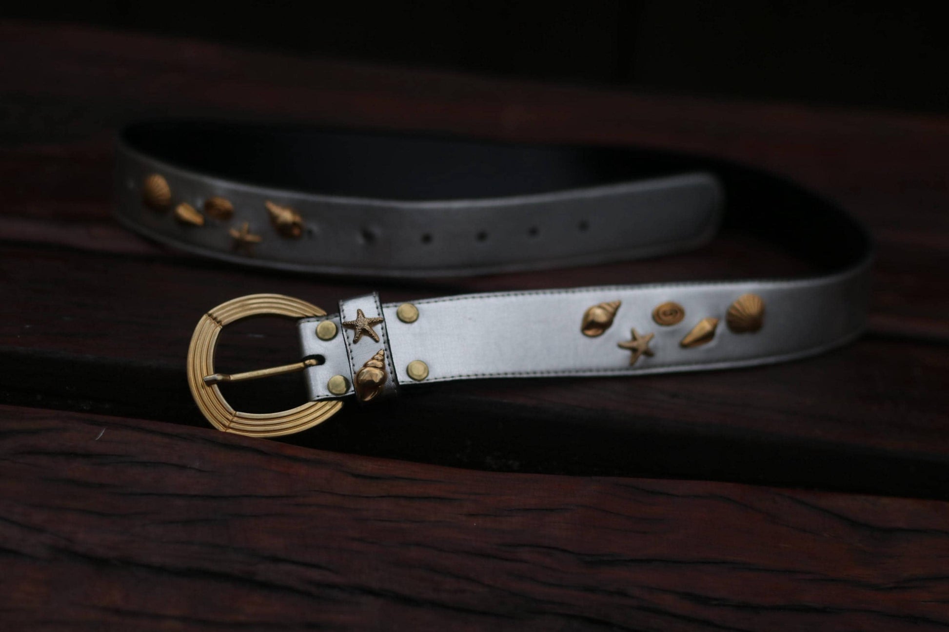 80s Metallic Leather Belt in Silver| Vintage Nautical Inspired Women's belt| Marine- themed Waist Belt with Shells and Starfish details