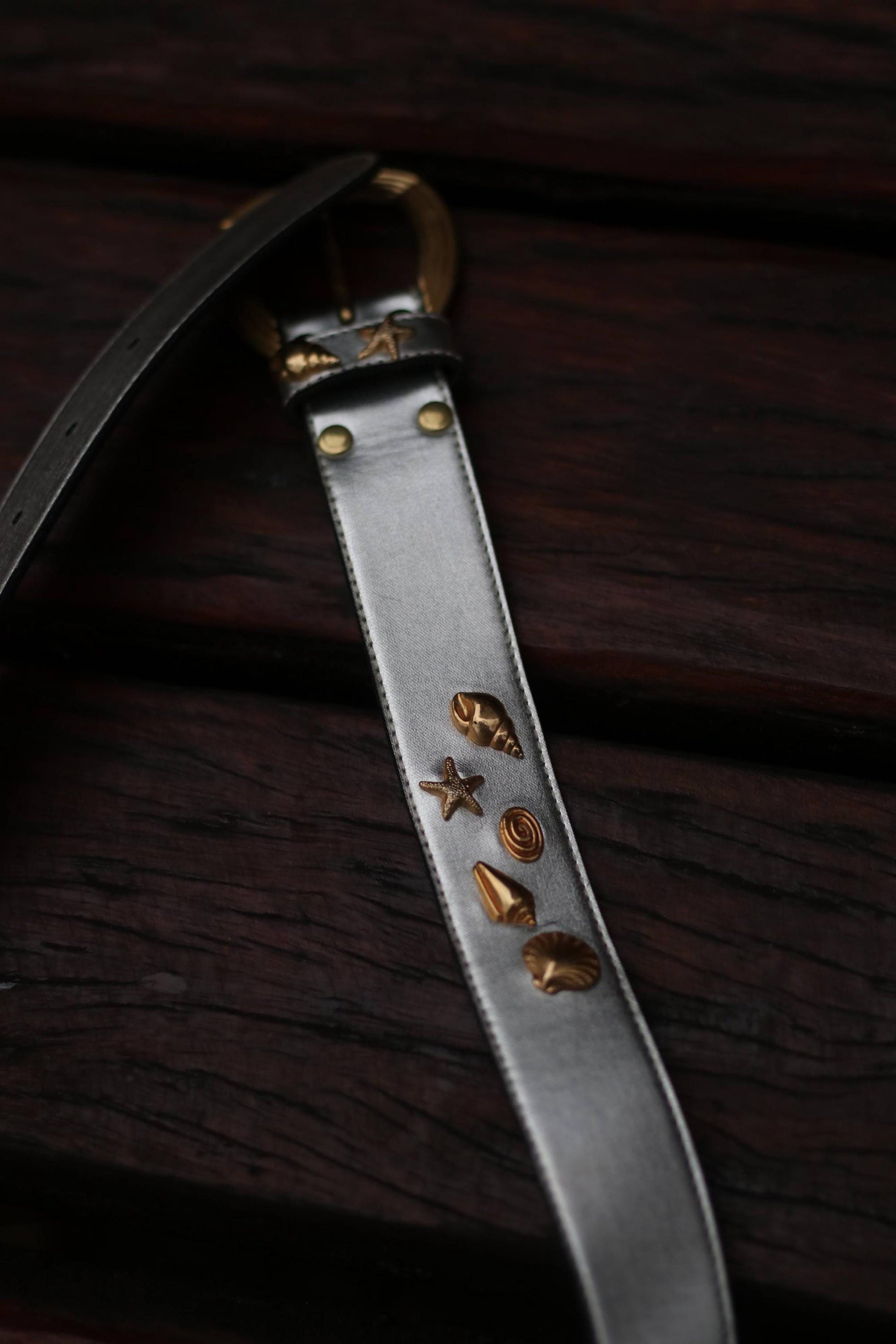 80s Metallic Leather Belt in Silver| Vintage Nautical Inspired Women's belt| Marine- themed Waist Belt with Shells and Starfish details