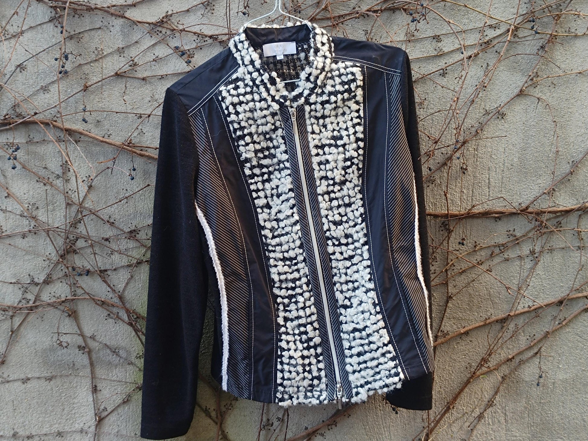 Y2K Black & White Zip-Up Jacket: Retro Streetwear Top