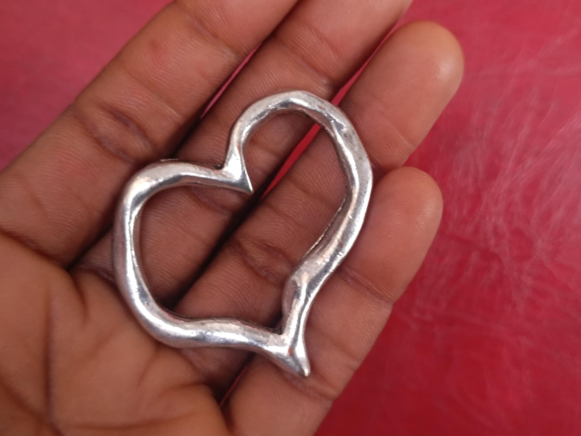 90s heart shaped pendant| Vintage silver colored jewelry| Gothic inspired heart motif necklace