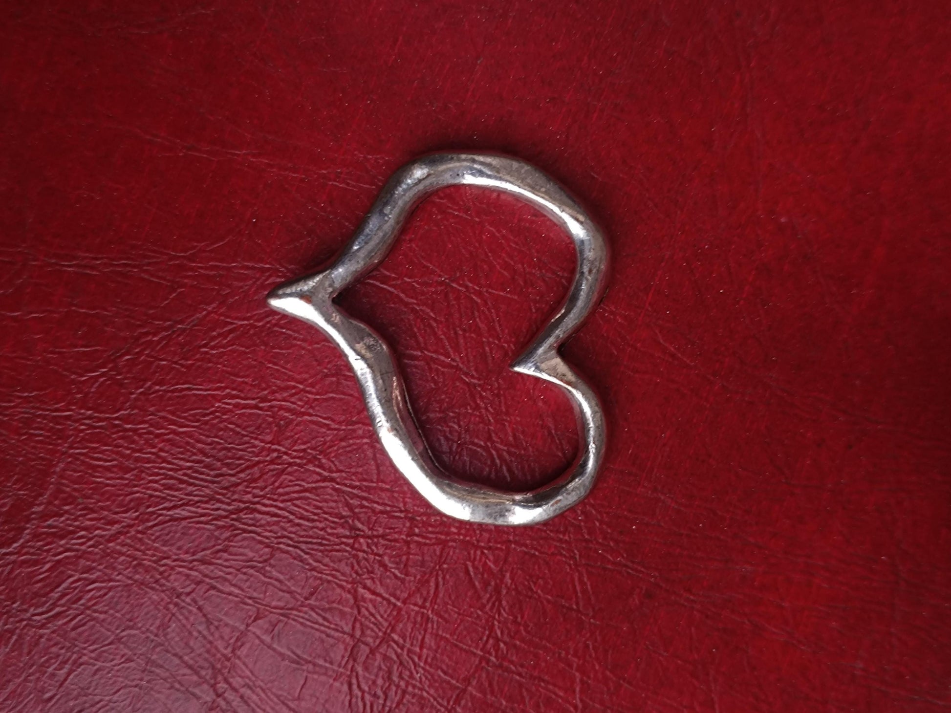 90s heart shaped pendant| Vintage silver colored jewelry| Gothic inspired heart motif necklace