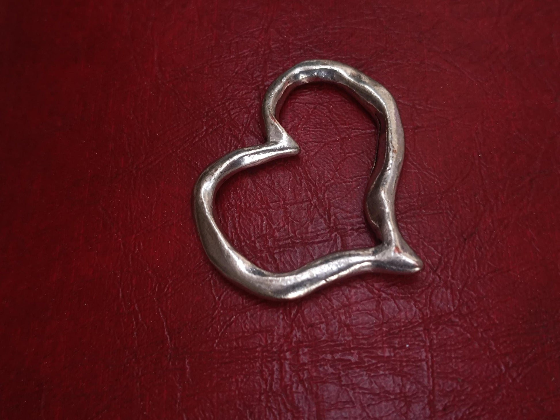 90s heart shaped pendant| Vintage silver colored jewelry| Gothic inspired heart motif necklace