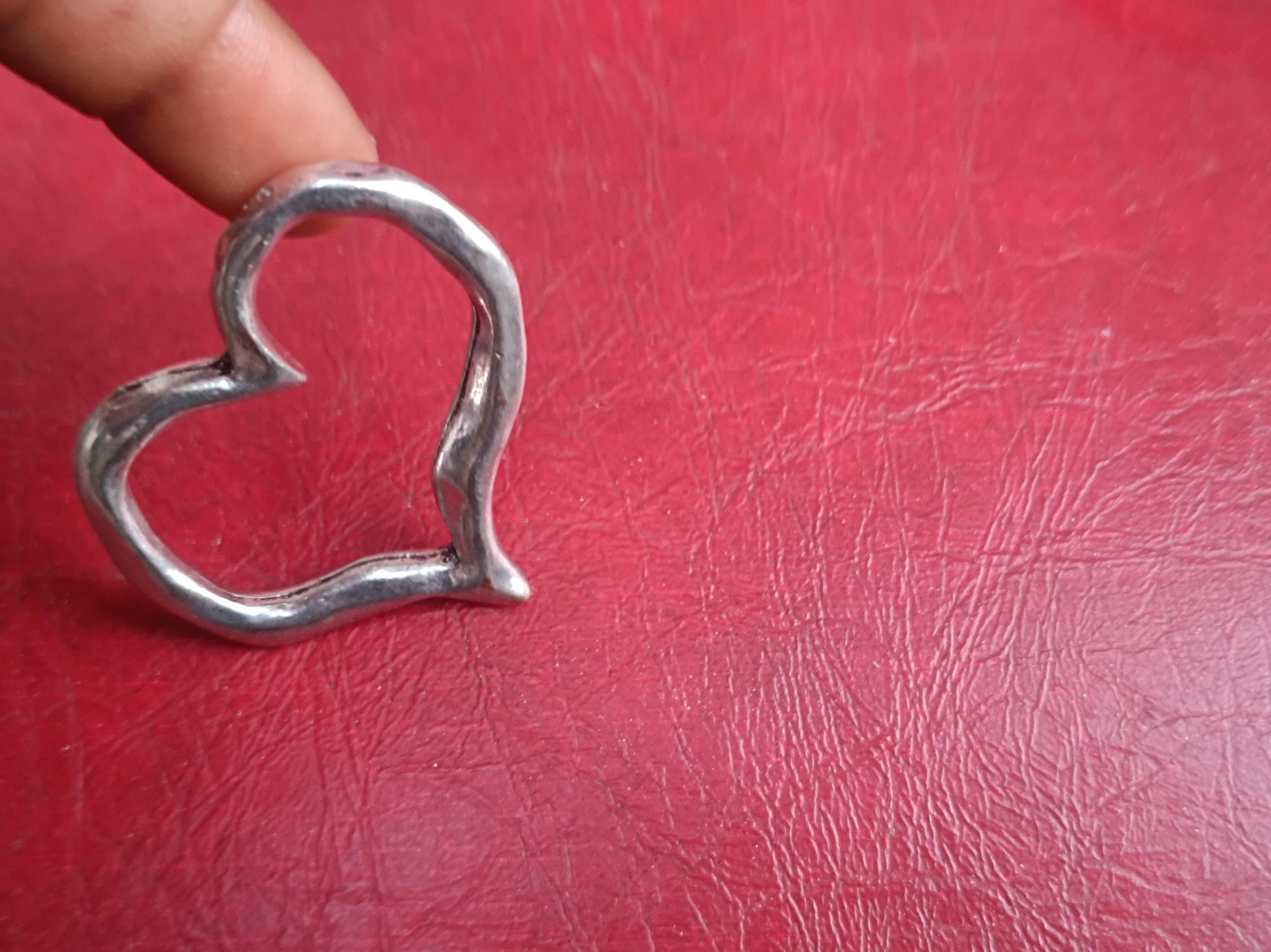 90s heart shaped pendant| Vintage silver colored jewelry| Gothic inspired heart motif necklace