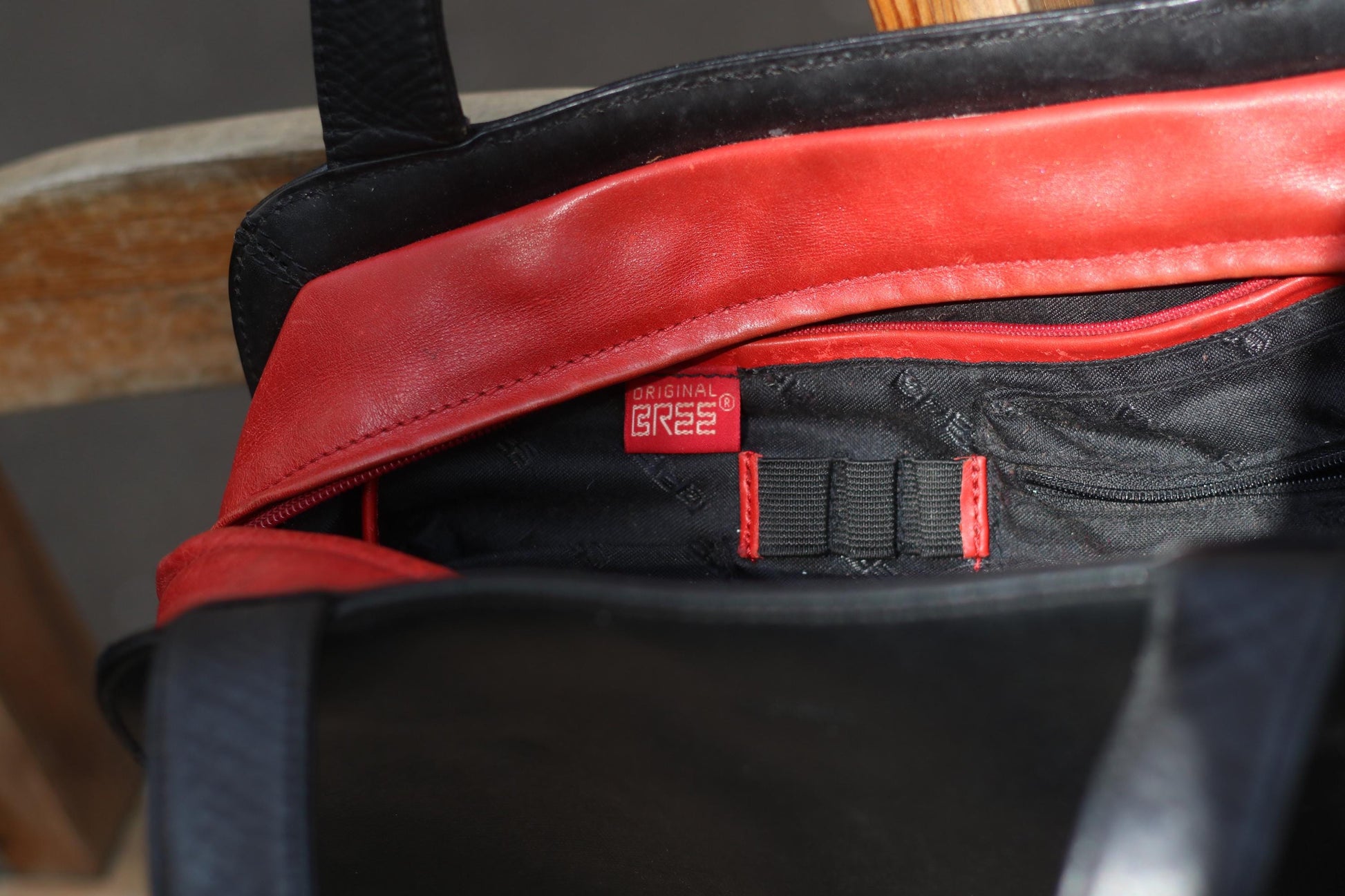 Vintage 90s Two-Tone Leather Shoulder Bag: Black & Red Minimalist Handbag