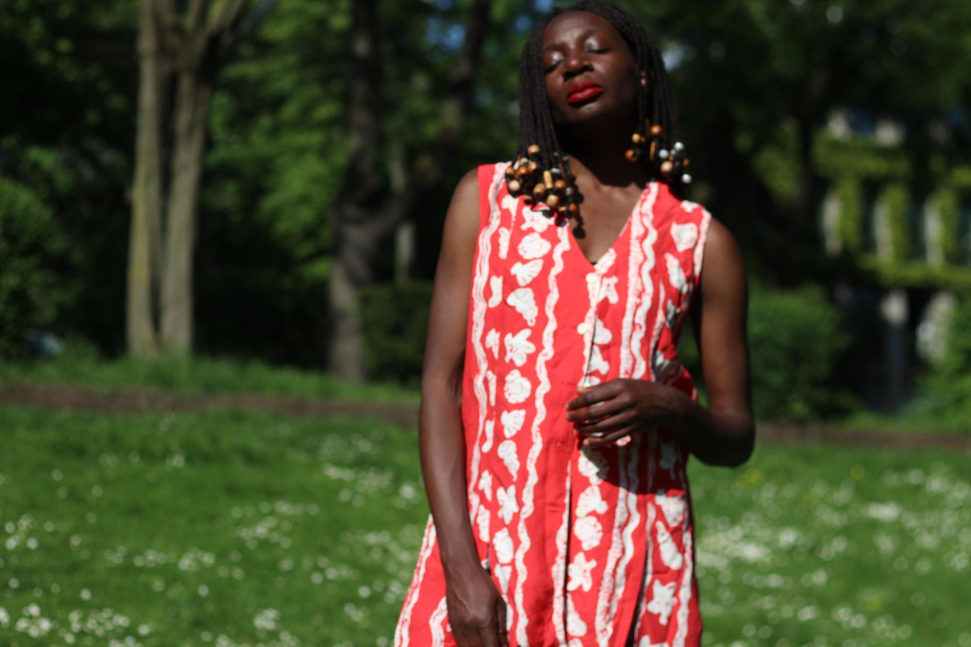 Vintage Red Floral Blouse | 90s Sleeveless Button Down | Retro Summer Top | Relaxed Fit Floral Shirt | Bold Pattern Tank | Size S-M
