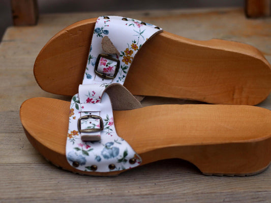 Vintage Floral Clogs - Swedish Style - Size 40 - White Leather & Wood - Boho Chic Shoes