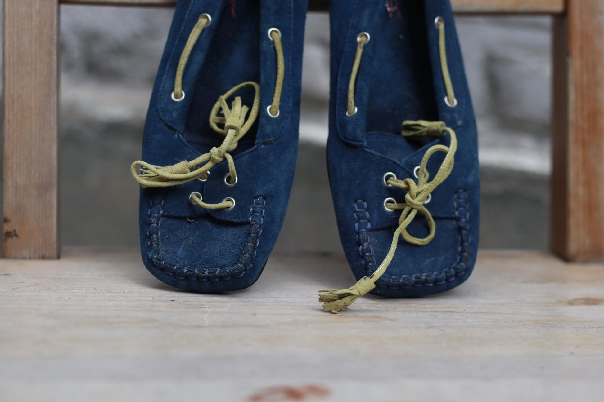 Vintage y2k Suede Shoes EU38| Navy Lace-Up Flats with Mini Heel & Chartreuse Laces| 2000s Indie Girl Aesthetic Footwear