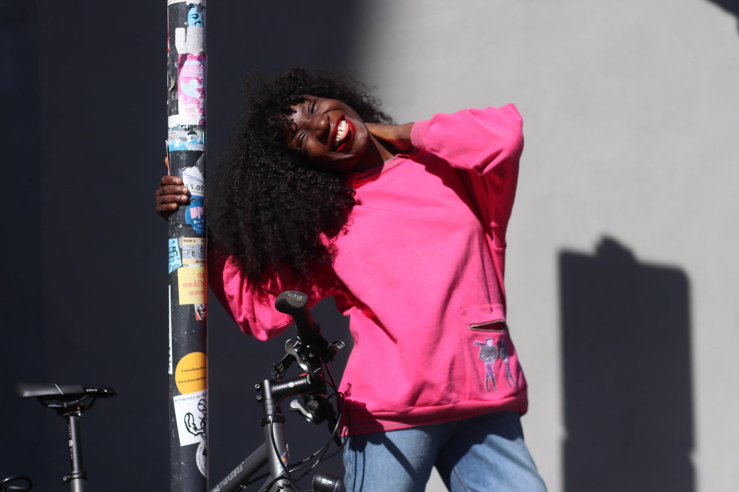 Vintage 80s Hot Pink Graphic Sweatshirt – Oversized Pullover with Zip Pocket & Cartoon Patch – Funky Retro Streetwear