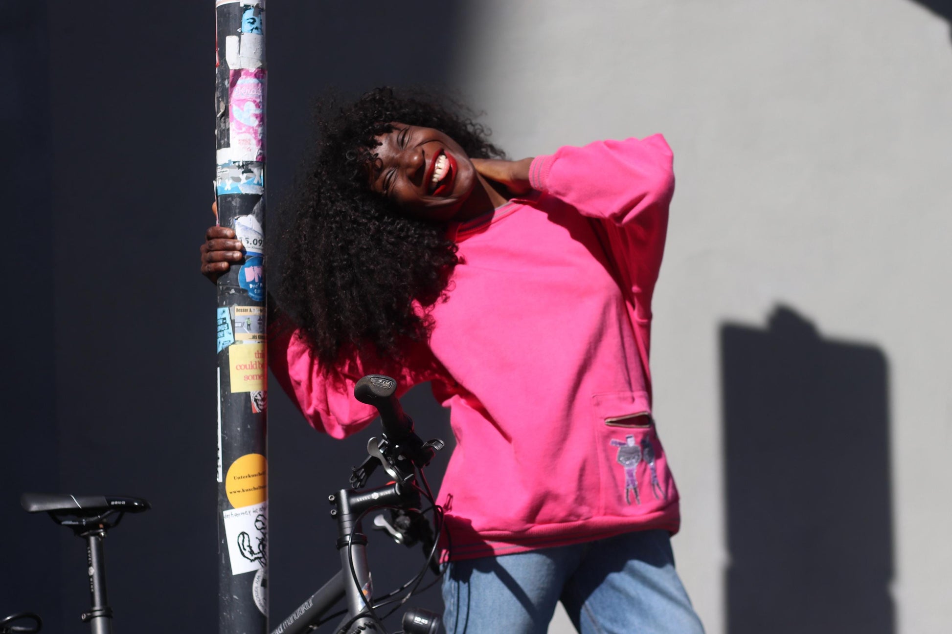 Vintage 80s Hot Pink Graphic Sweatshirt – Oversized Pullover with Zip Pocket & Cartoon Patch – Funky Retro Streetwear
