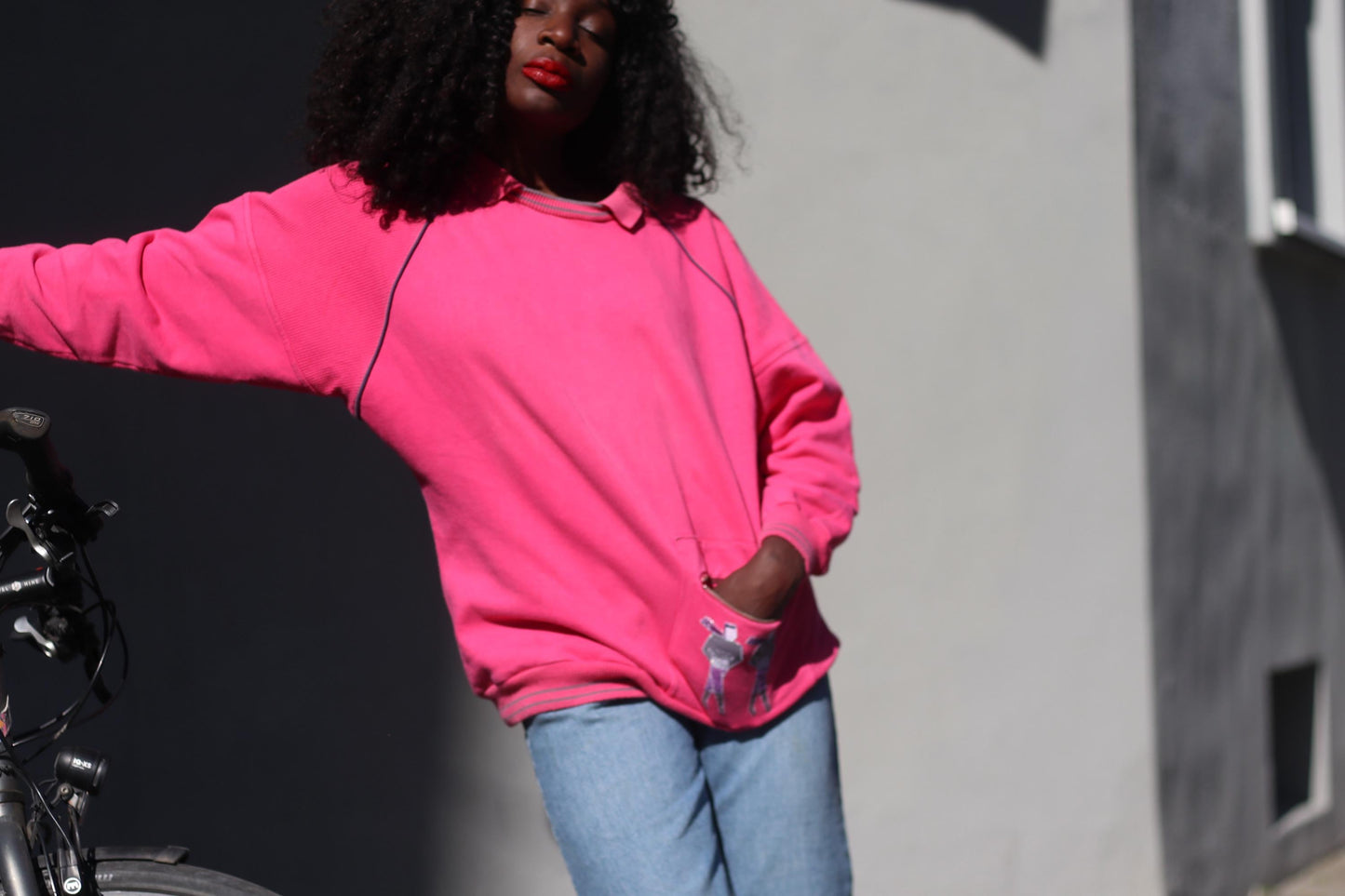 Vintage 80s Hot Pink Graphic Sweatshirt – Oversized Pullover with Zip Pocket & Cartoon Patch – Funky Retro Streetwear