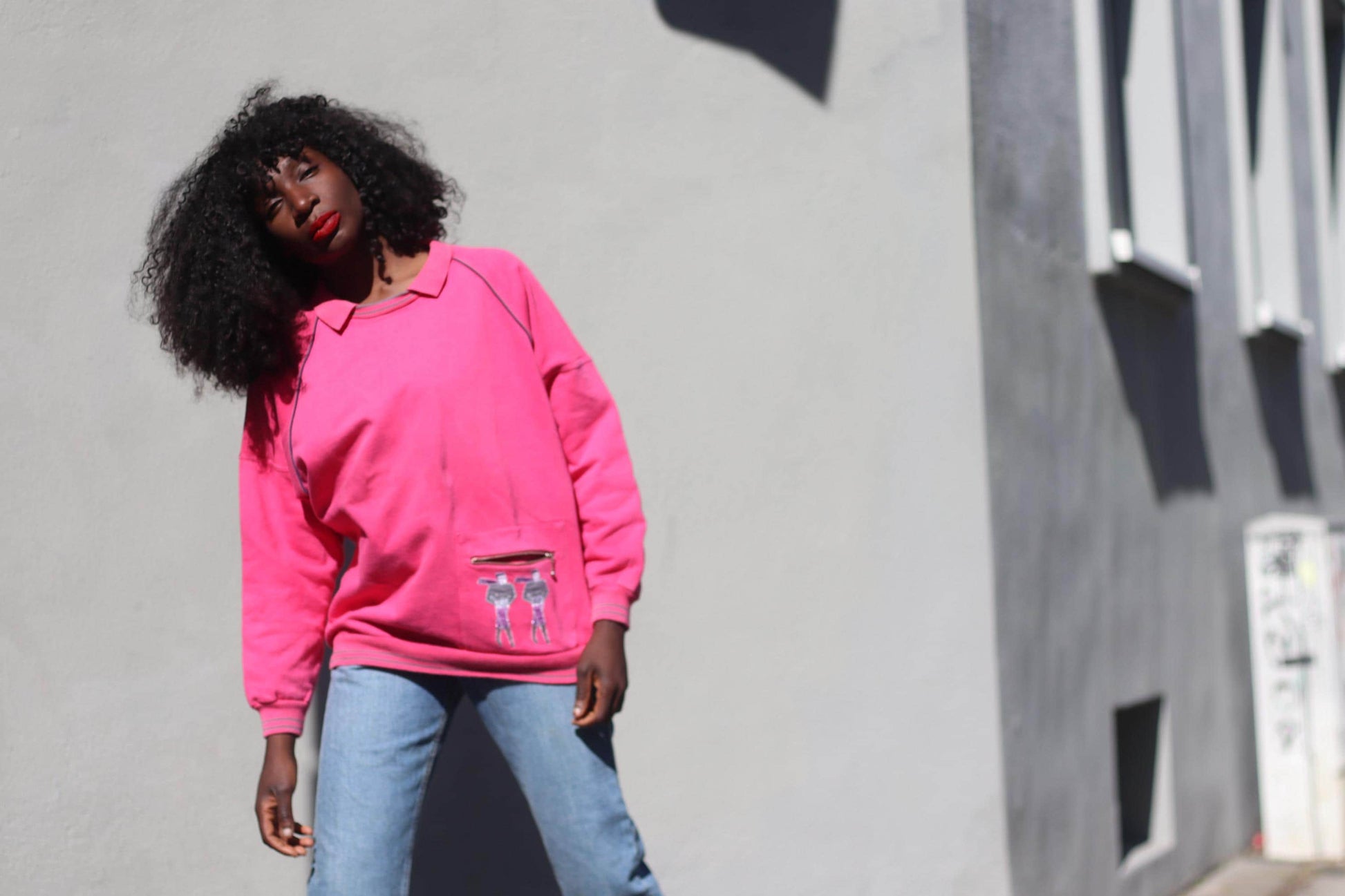 Vintage 80s Hot Pink Graphic Sweatshirt – Oversized Pullover with Zip Pocket & Cartoon Patch – Funky Retro Streetwear