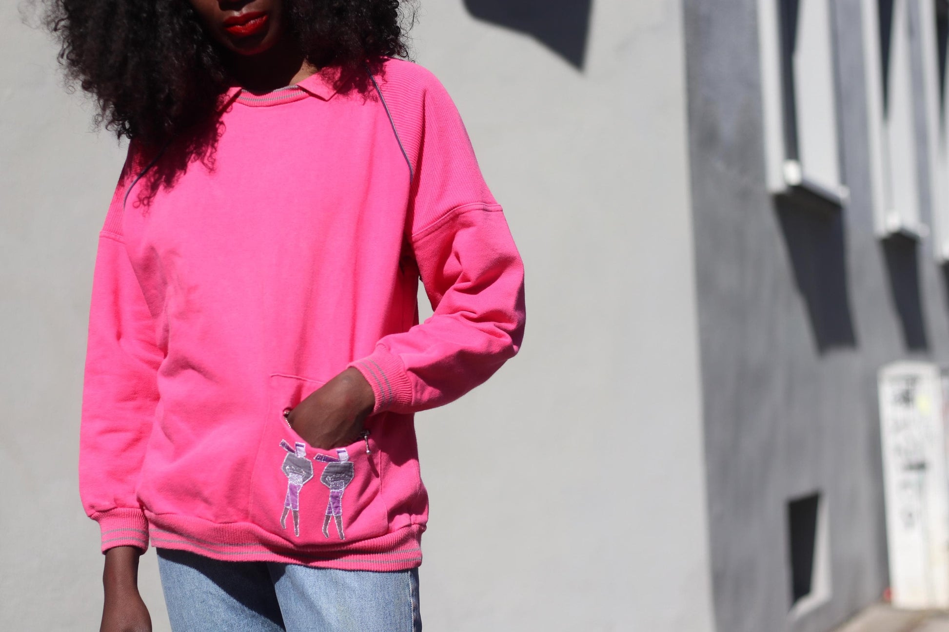 Vintage 80s Hot Pink Graphic Sweatshirt – Oversized Pullover with Zip Pocket & Cartoon Patch – Funky Retro Streetwear