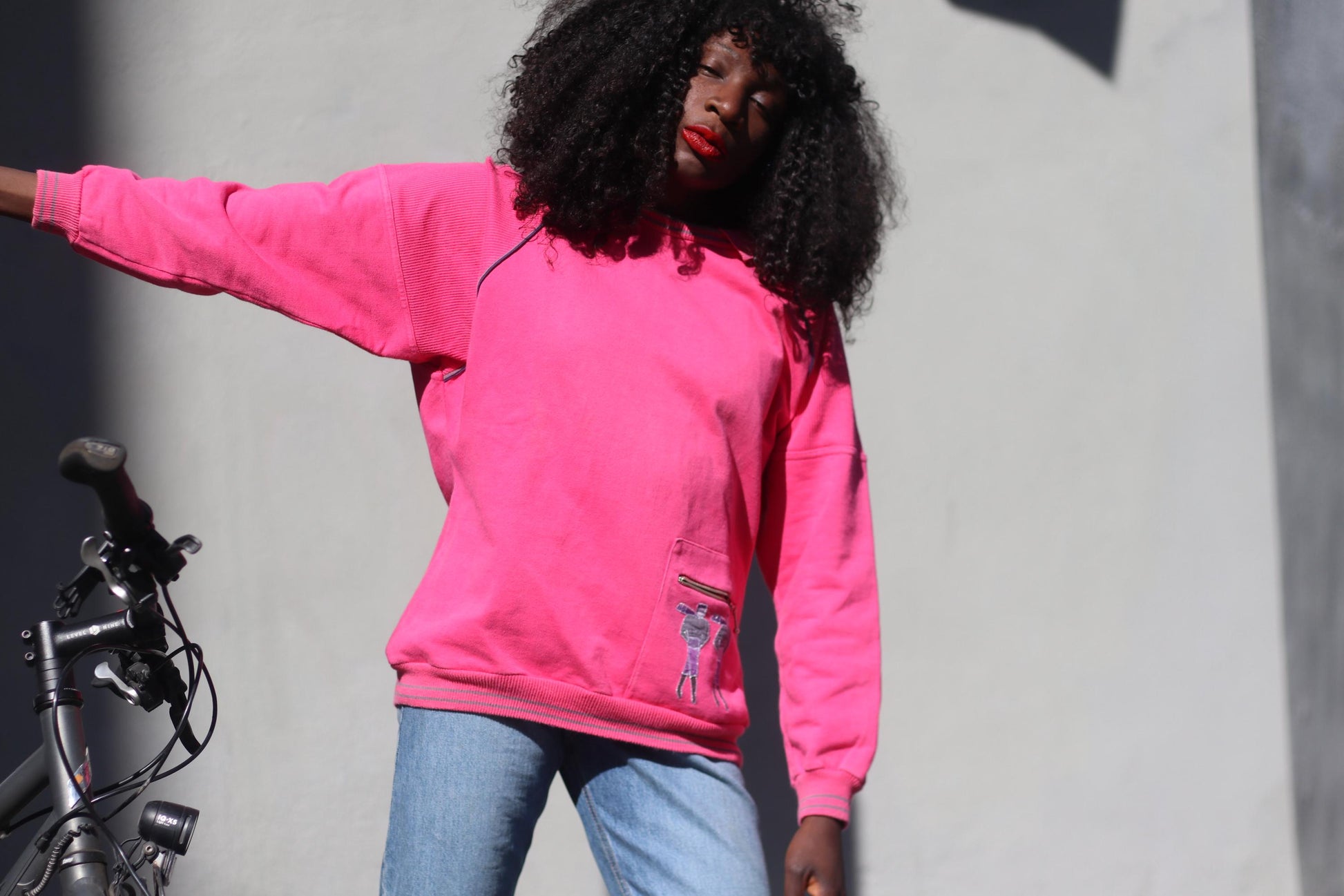 Vintage 80s Hot Pink Graphic Sweatshirt – Oversized Pullover with Zip Pocket & Cartoon Patch – Funky Retro Streetwear