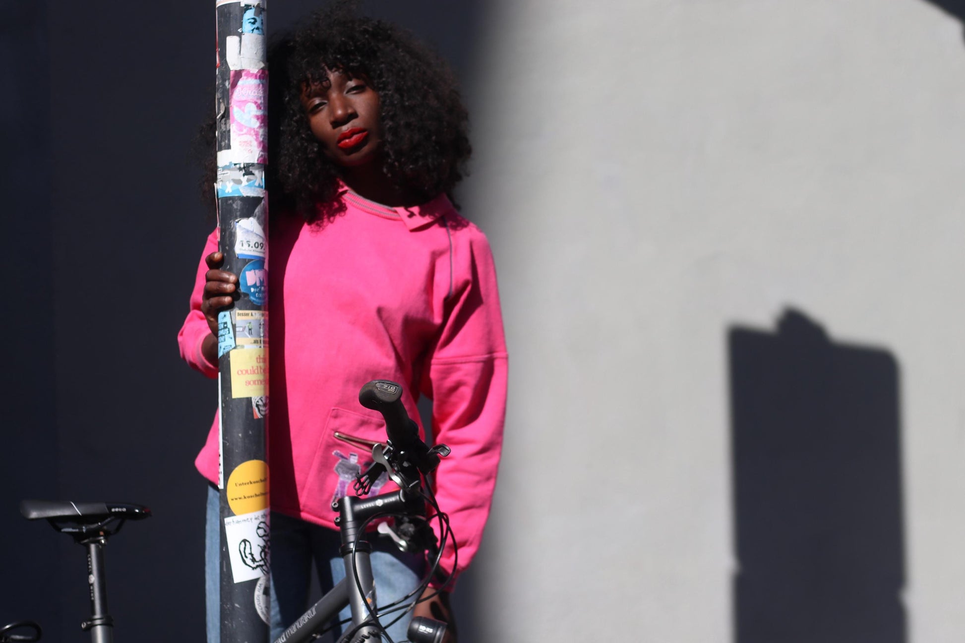 Vintage 80s Hot Pink Graphic Sweatshirt – Oversized Pullover with Zip Pocket & Cartoon Patch – Funky Retro Streetwear