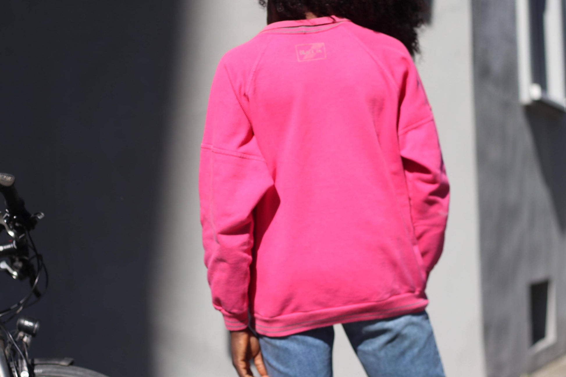 Vintage 80s Hot Pink Graphic Sweatshirt – Oversized Pullover with Zip Pocket & Cartoon Patch – Funky Retro Streetwear