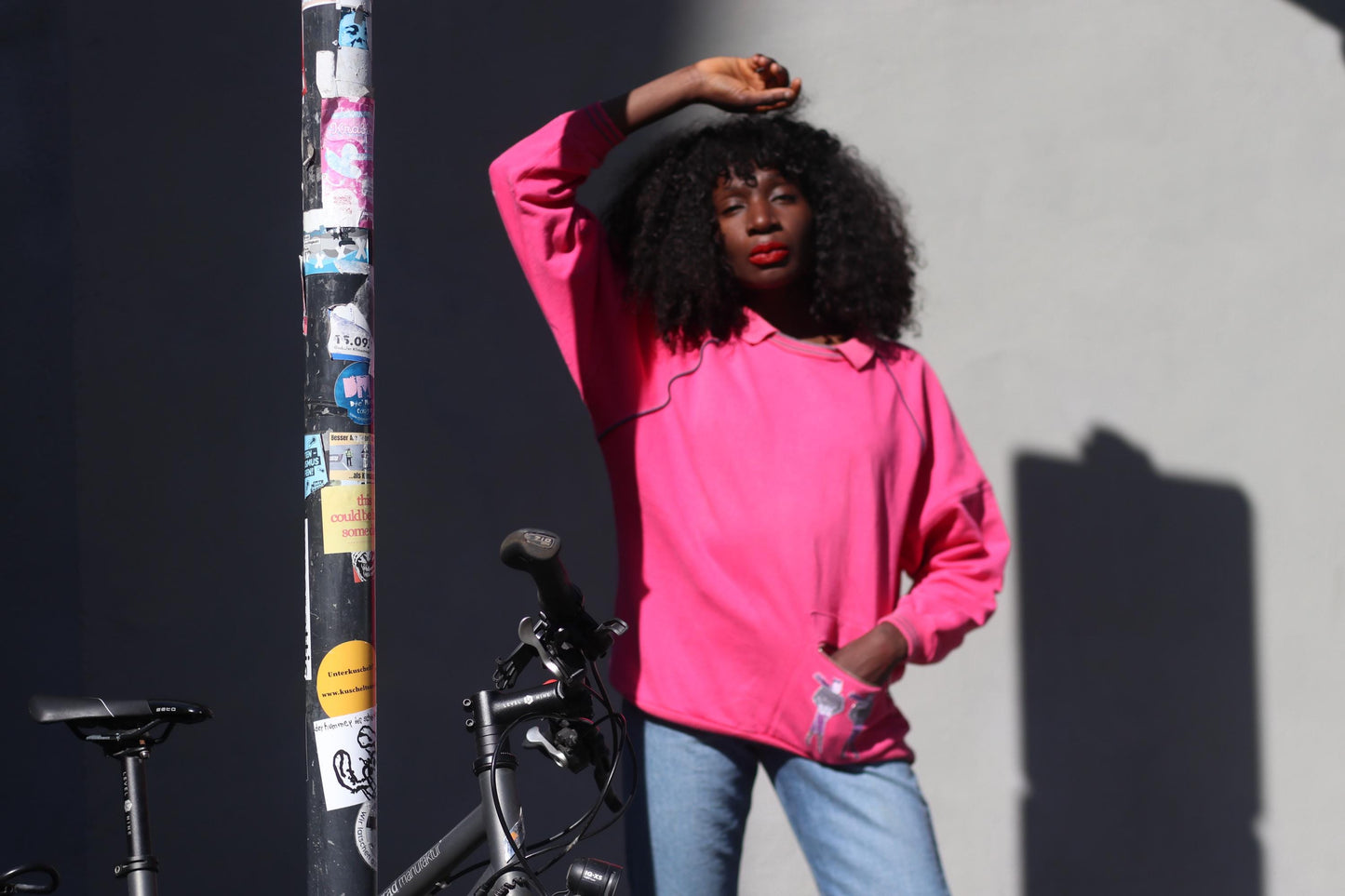 Vintage 80s Hot Pink Graphic Sweatshirt – Oversized Pullover with Zip Pocket & Cartoon Patch – Funky Retro Streetwear