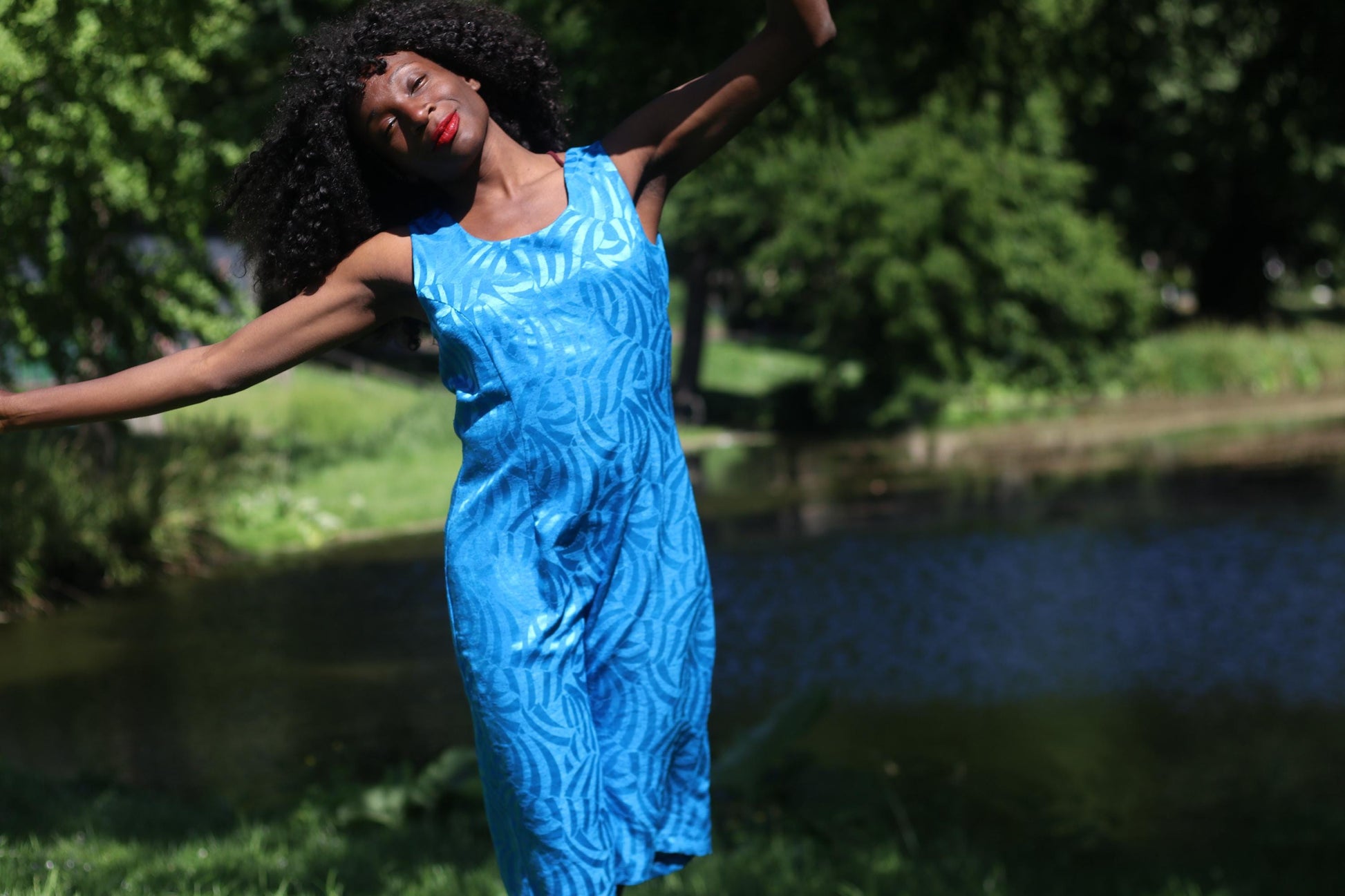 Vintage y2k Blue Sleeveless Midi Dress | 2000s Bodycon Summer Dress with Leaf Print – Sleek Minimalist Evening Look