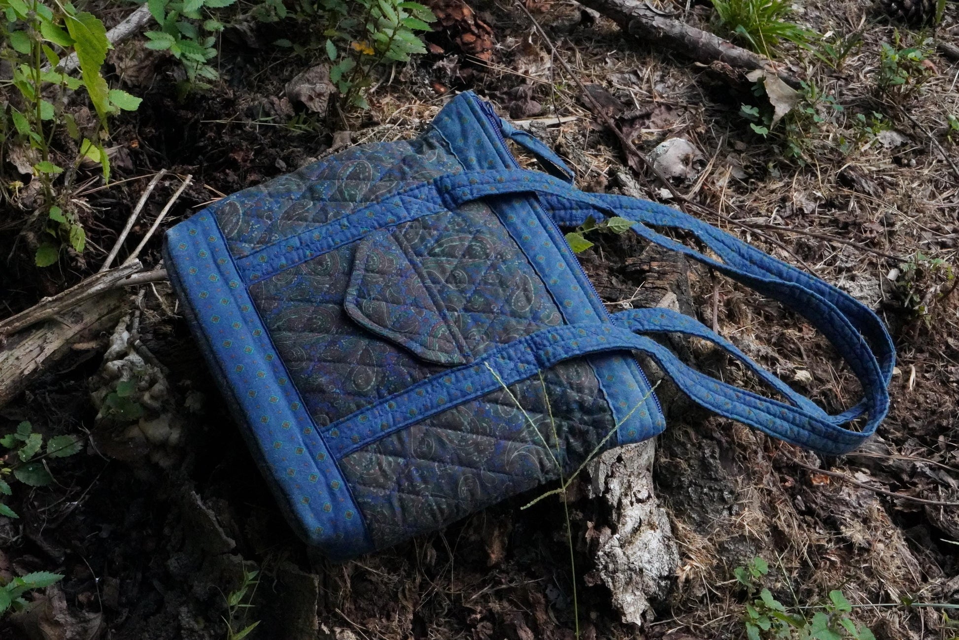 Vintage Blue Quilted Paisley Shoulder Bag – Retro Fabric Tote