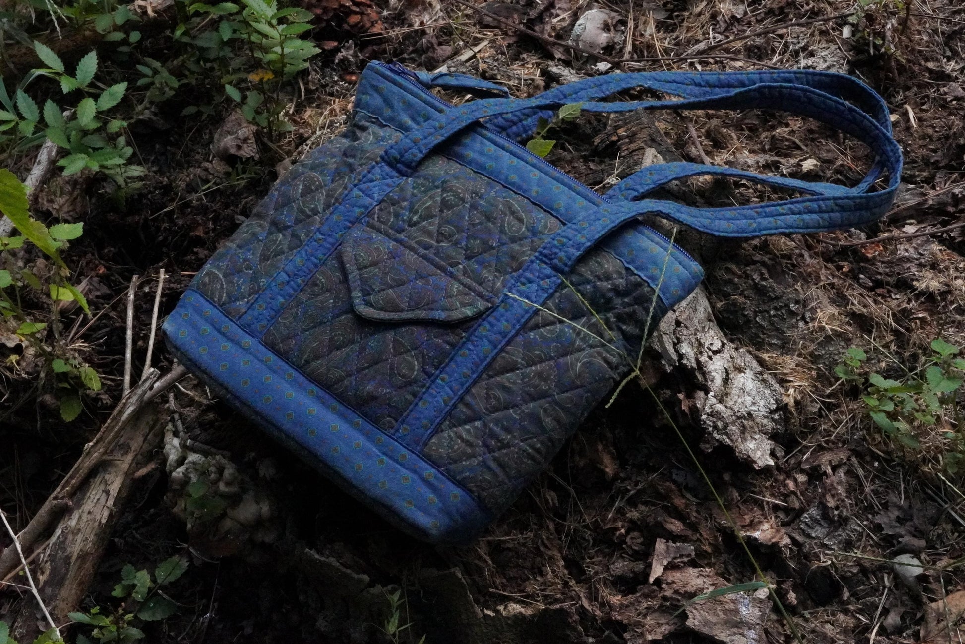Vintage Blue Quilted Paisley Shoulder Bag – Retro Fabric Tote