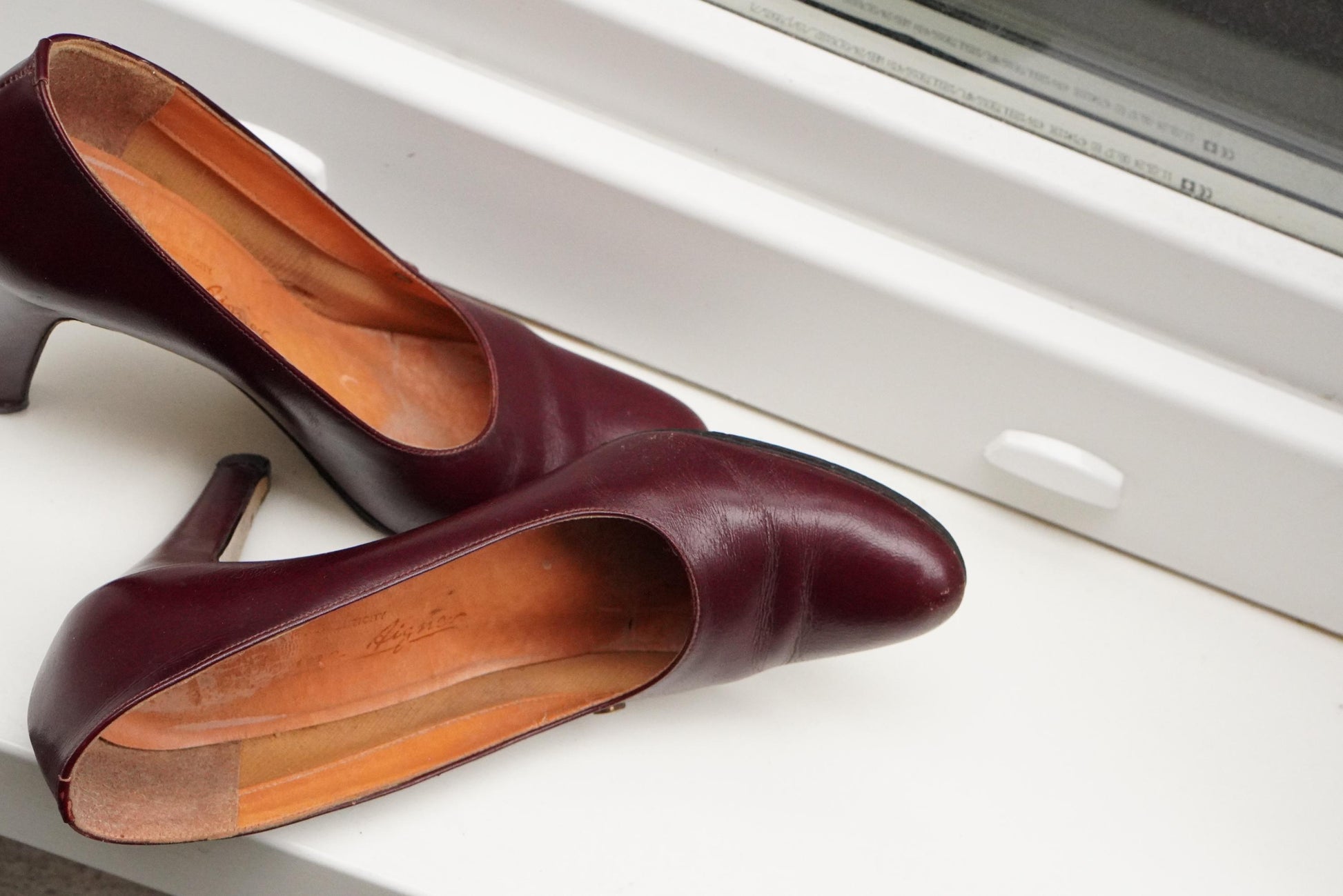 Vintage Etienne Aigner Heels Pumps Burgundy Oxblood Leather Gold A Logo Classic
