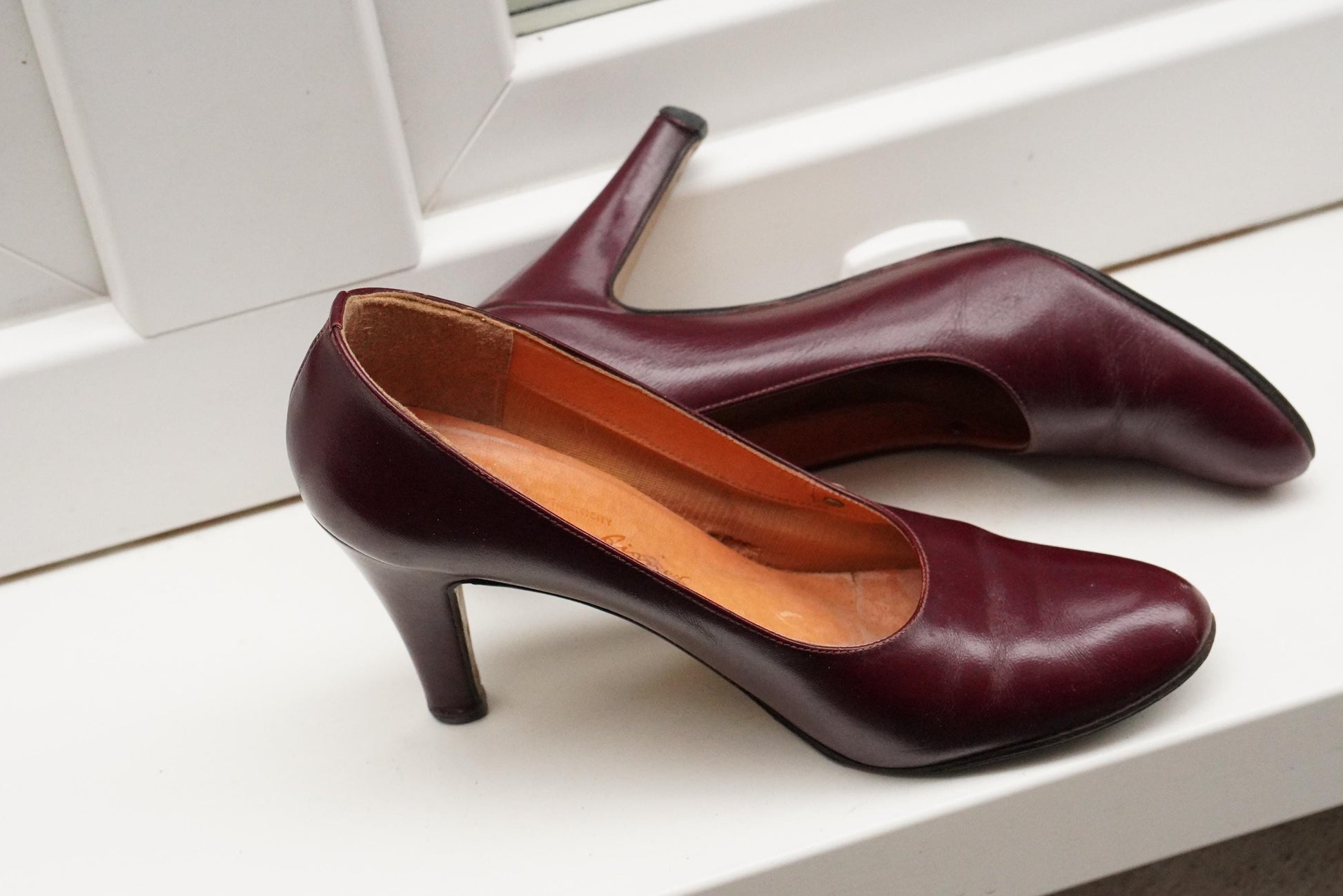 Vintage Etienne Aigner Heels Pumps Burgundy Oxblood Leather Gold A Logo Classic