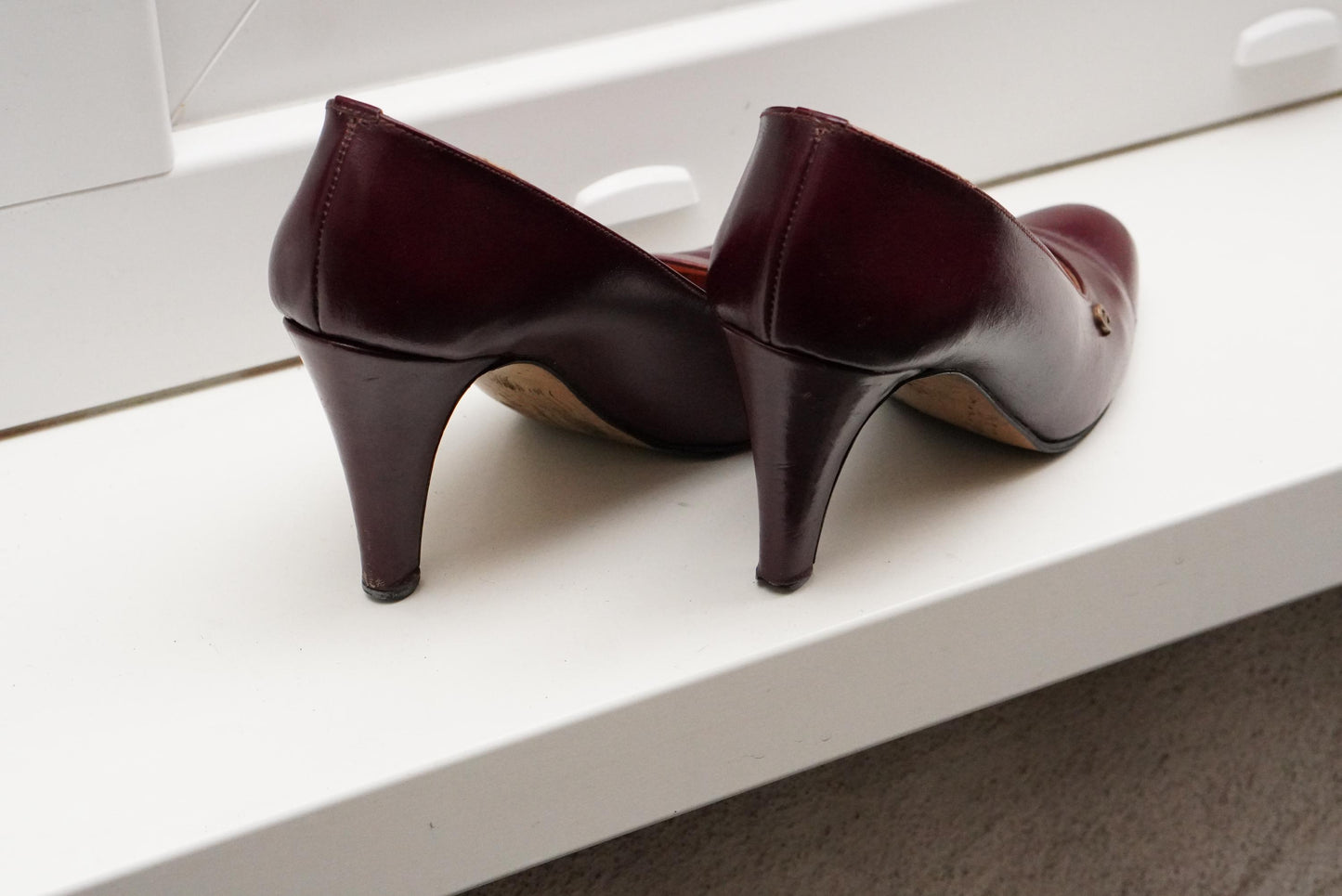 Vintage Etienne Aigner Heels Pumps Burgundy Oxblood Leather Gold A Logo Classic