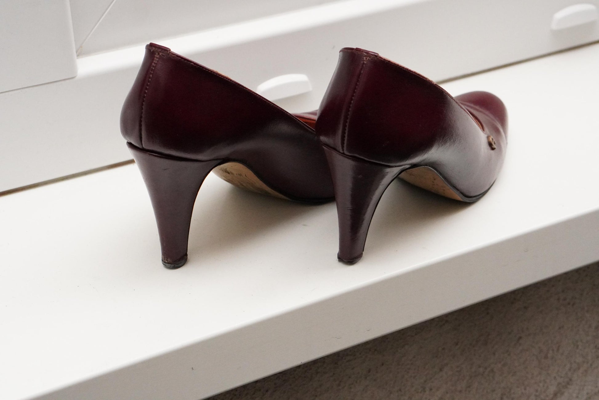 Vintage Etienne Aigner Heels Pumps Burgundy Oxblood Leather Gold A Logo Classic