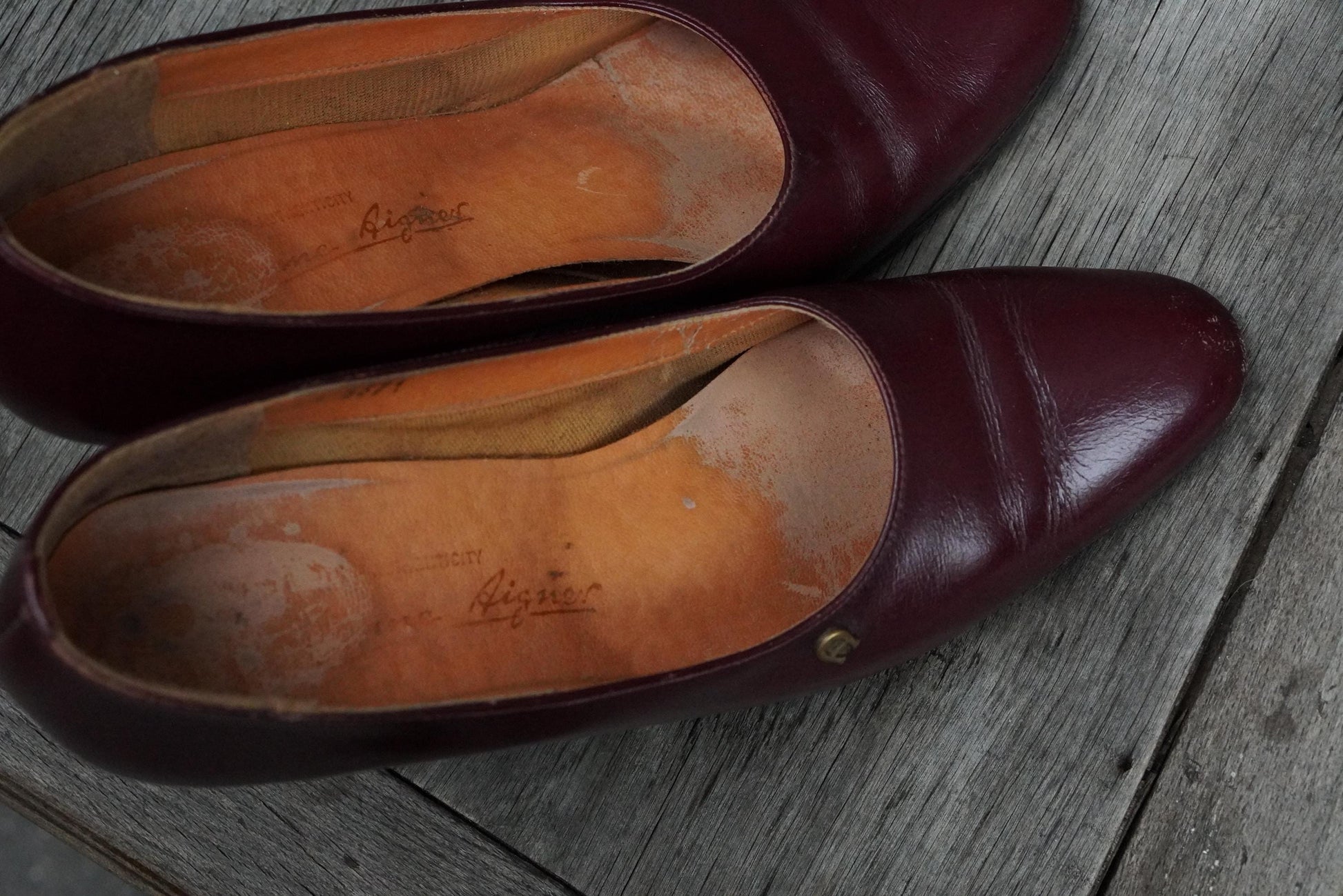 Vintage Etienne Aigner Heels Pumps Burgundy Oxblood Leather Gold A Logo Classic