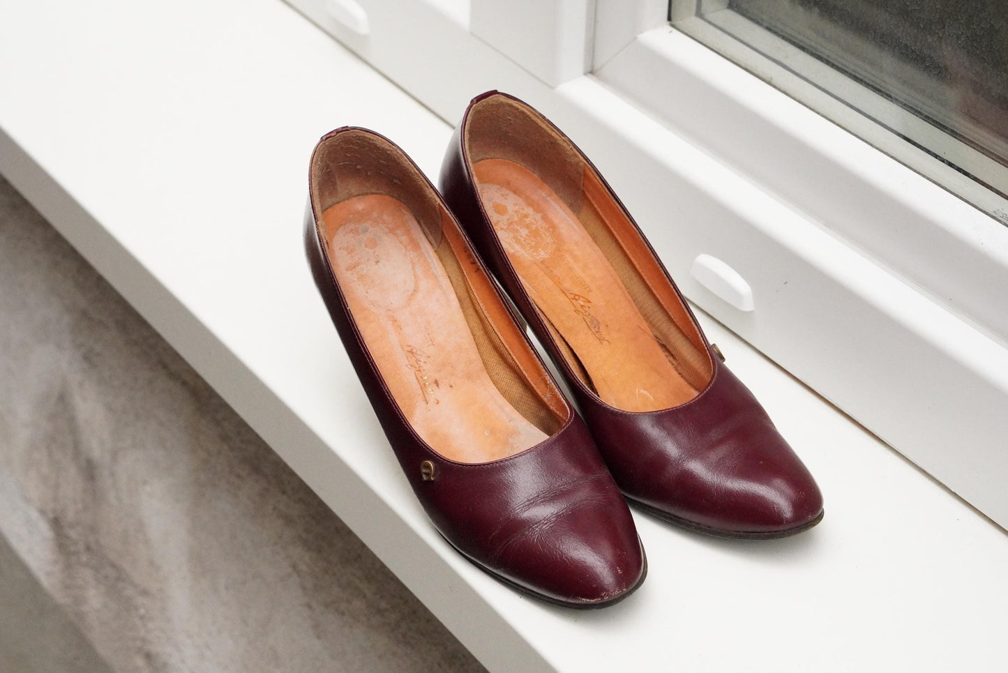 Vintage Etienne Aigner Heels Pumps Burgundy Oxblood Leather Gold A Logo Classic