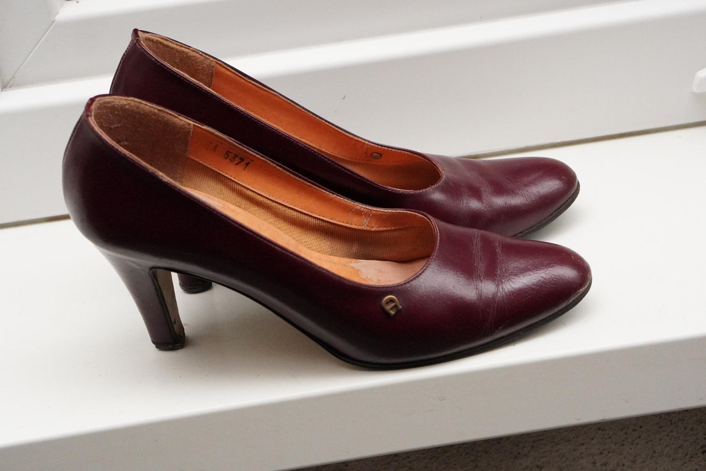 Vintage Etienne Aigner Heels Pumps Burgundy Oxblood Leather Gold A Logo Classic