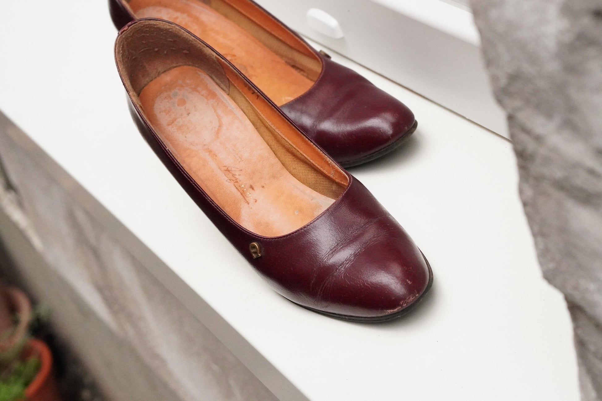 Vintage Etienne Aigner Heels Pumps Burgundy Oxblood Leather Gold A Logo Classic