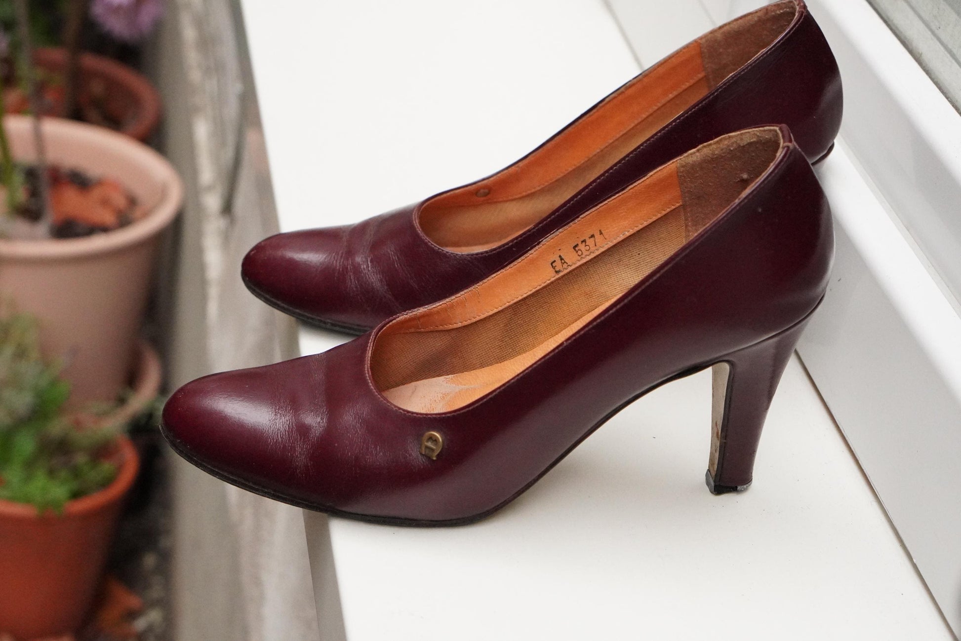 Vintage Etienne Aigner Heels Pumps Burgundy Oxblood Leather Gold A Logo Classic