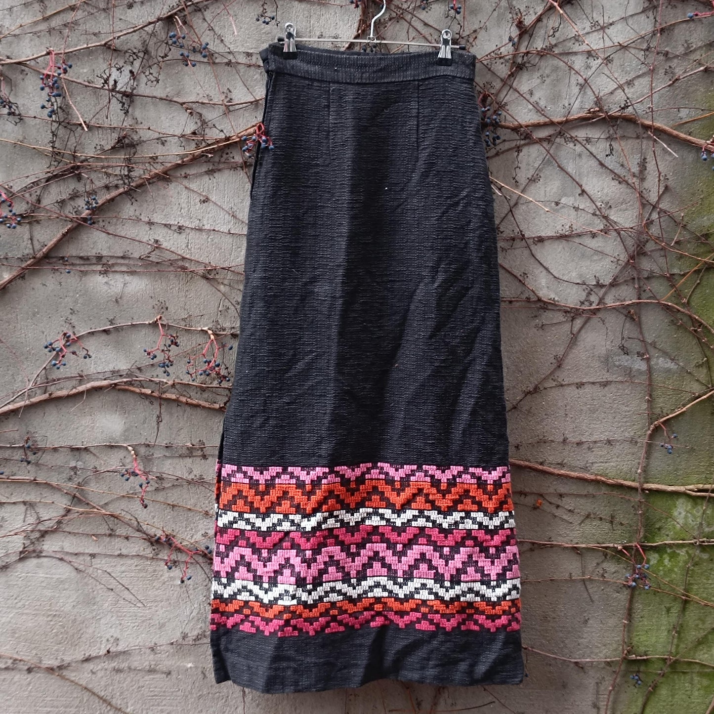 Vintage Knit Maxi Skirt S/XS | Boho Folk Patterned Hem | High Waist Black Knit