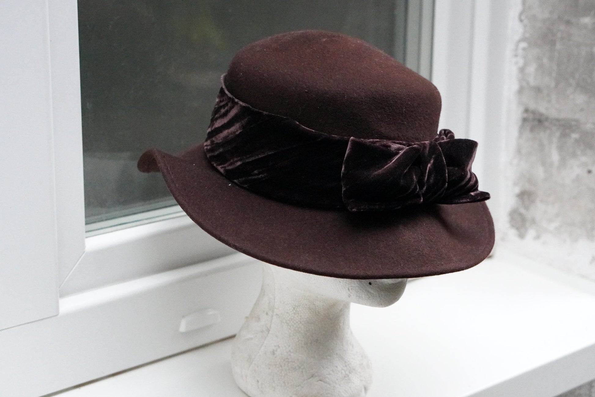 Vintage Brown Wool Felt Cloche Hat| 1940s Unique Crushed Velvet Bow Style
